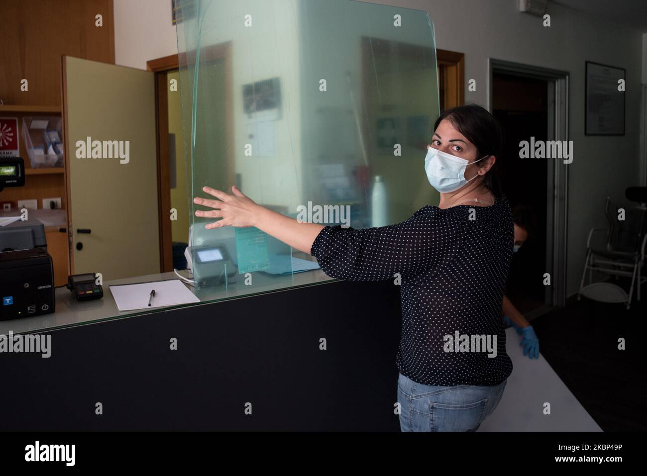 Das Poolpersonal während der Installation einer der Plexiglasschutzbarrieren, die durch die Vorschriften gegen das Coronavirus vorgeschrieben sind, im Hinblick auf die Wiedereröffnung der Sportanlagen. Faenza, Italien, 19. Mai 2020. (Foto von Andrea Savorani Neri/NurPhoto) Stockfoto