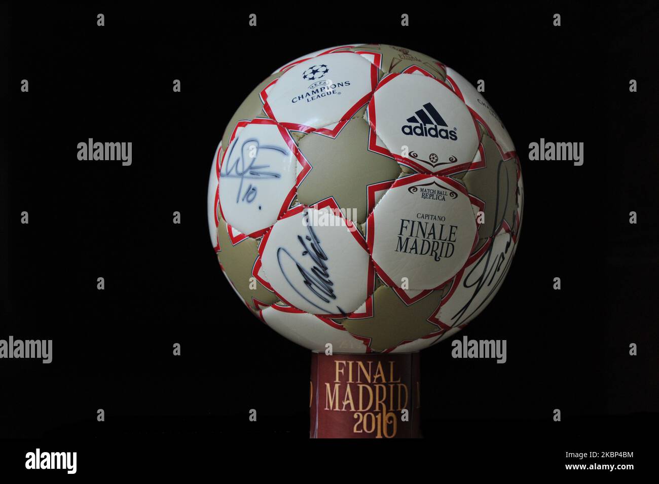 Das Bild zeigt einen offiziellen Matchball mit Milito, Zanetti und Sneijder Autogrammen am 21. Mai 2020 in L'Aquila, Italien. Zehn Jahre Inter Triplete und UEFA Champions League-Sieg: Jose Mourino und seine Spieler haben am 22. Mai 2010 im Santhiago Bernabeu Stadium in Madrid, Spanien, die UEFA Champions League gewonnen. (Foto von Lorenzo Di Cola/NurPhoto) Stockfoto