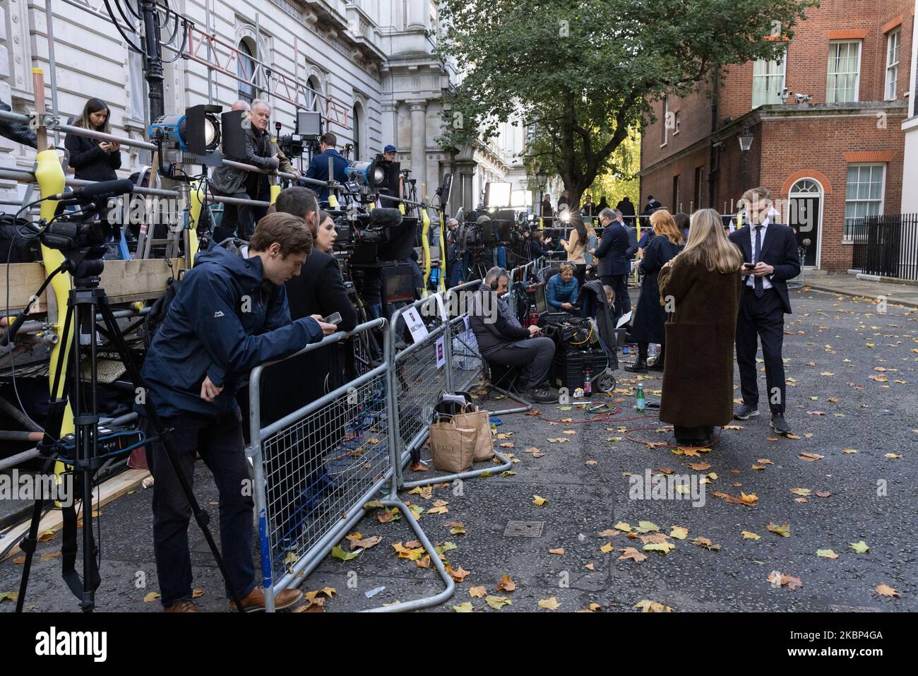 Nachrichtenorganisationen Medien versammeln sich vor der Downing Street Nr. 10 während des Führungswechsels des konservativen Teils und des neu ernannten Premierministers. Stockfoto