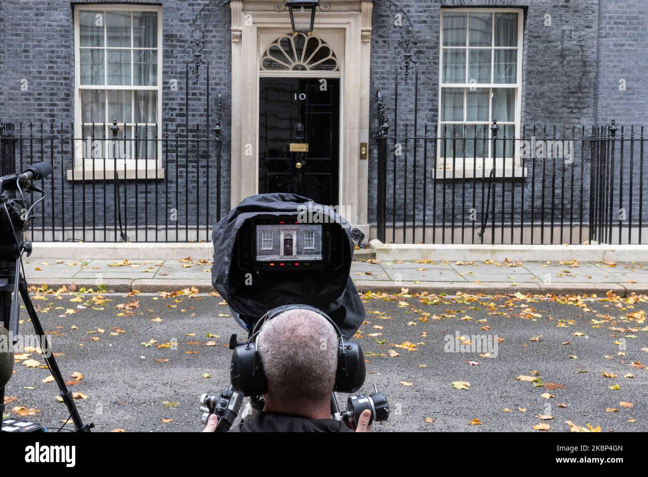 Nachrichtenorganisationen Medien versammeln sich vor der Downing Street Nr. 10 während des Führungswechsels des konservativen Teils und des neu ernannten Premierministers. Stockfoto
