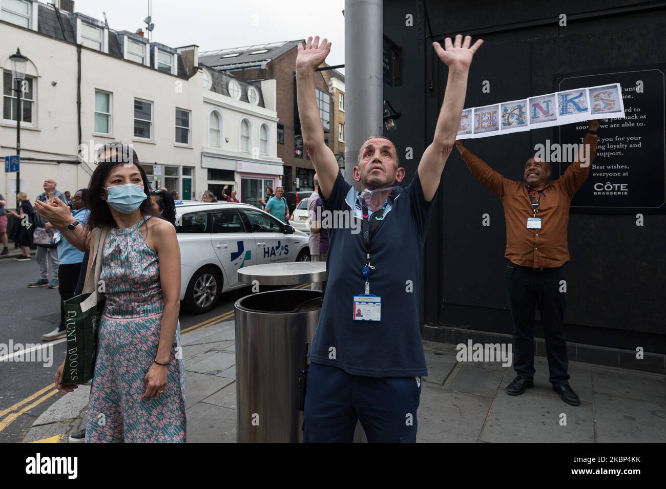 Während des wöchentlichen Applaus „Clap for our Carers“ für den NHS und die Schlüsselarbeiter an der Front der Coronavirus-Pandemie (Covid-19), während die landesweite Sperrung des Vereinigten Königreichs am 21. Mai die neunte Woche andauert, winken medizinisches Personal und Anwohner vor Chelsea und dem Westminster Hospital die Hände. 2020 in London, England. (Foto von Wiktor Szymanowicz/NurPhoto) Stockfoto