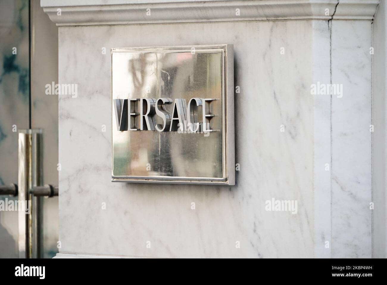 Ein Blick auf die Versace Boutique während der Coronavirus-Pandemie am 20. Mai 2020 in der 5. Ave., New York City. COVID-19 hat sich in den meisten Ländern der Welt verbreitet und forderte über 316.000 Menschenleben mit über 4,8 Millionen gemeldeten Infektionen. (Foto von John Nacion/NurPhoto) Stockfoto