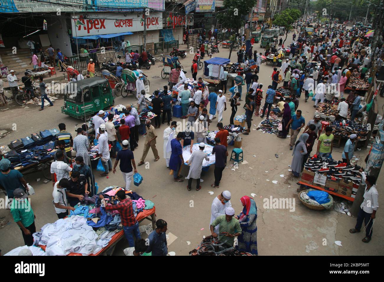 Vor dem Eid-Al-Fitr-Fest, das das Ende des islamischen heiligen Monats Ramadan markiert, kaufen Menschen Kleidung auf einem Straßenmarkt, während einer Sperre nach dem COVID-19-Coronavirus-Ausbruch in Dhaka, Bangladesch, am 22. Mai 2020. (Foto von Rehman Asad/NurPhoto) Stockfoto