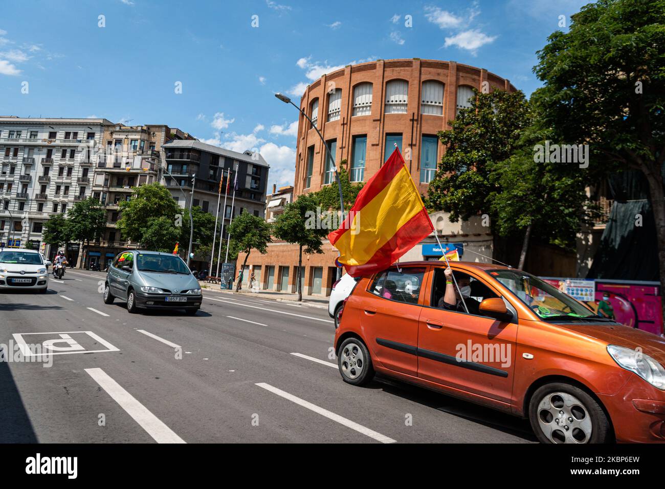 Die rechtsextremen Unterstützer von Vox nehmen an einer Autoparade Teil, um gegen die Bewältigung der COVID-19-Krise durch die Regierung von Pedro Sanchez am 23. Mai 2020 in Girona, Spanien, zu protestieren. Die extrem rechte Seite von Spanien Vox protestierte heute in den vier Hauptstädten Kataloniens. (Foto von Adria Salido Zarco/NurPhoto) Stockfoto