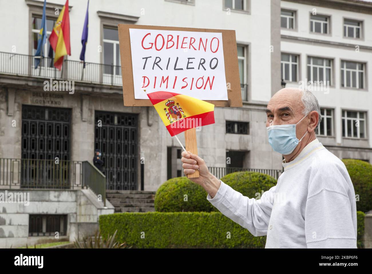 Die rechtsextremen Unterstützer von Vox protestieren am 23. Mai 2020 in Oviedo, Spanien, gegen die Bewältigung der COVID-19-Krise durch die Regierung von Pedro Sanchez. Die rechtsgerichtete politische Partei Vox hat an diesem Samstag um 12 Uhr mittags einen Aufruf zur Demonstration in den Hauptstädten Spaniens aufgrund der Welle der Empörung gegen die Regierung wegen der Bewältigung der Krise des Coronavirus und des Alarmzustands abgehalten. Sie ist seit März inkubiert und spiegelt sich dramatisch in der hohen Zahl von Todesfällen und Infektionen, den angeblichen Fehlern und den beunruhigenden wirtschaftlichen und beschäftigungspolitischen Folgen wider. (Foto von Alvaro Fuente/nur Stockfoto