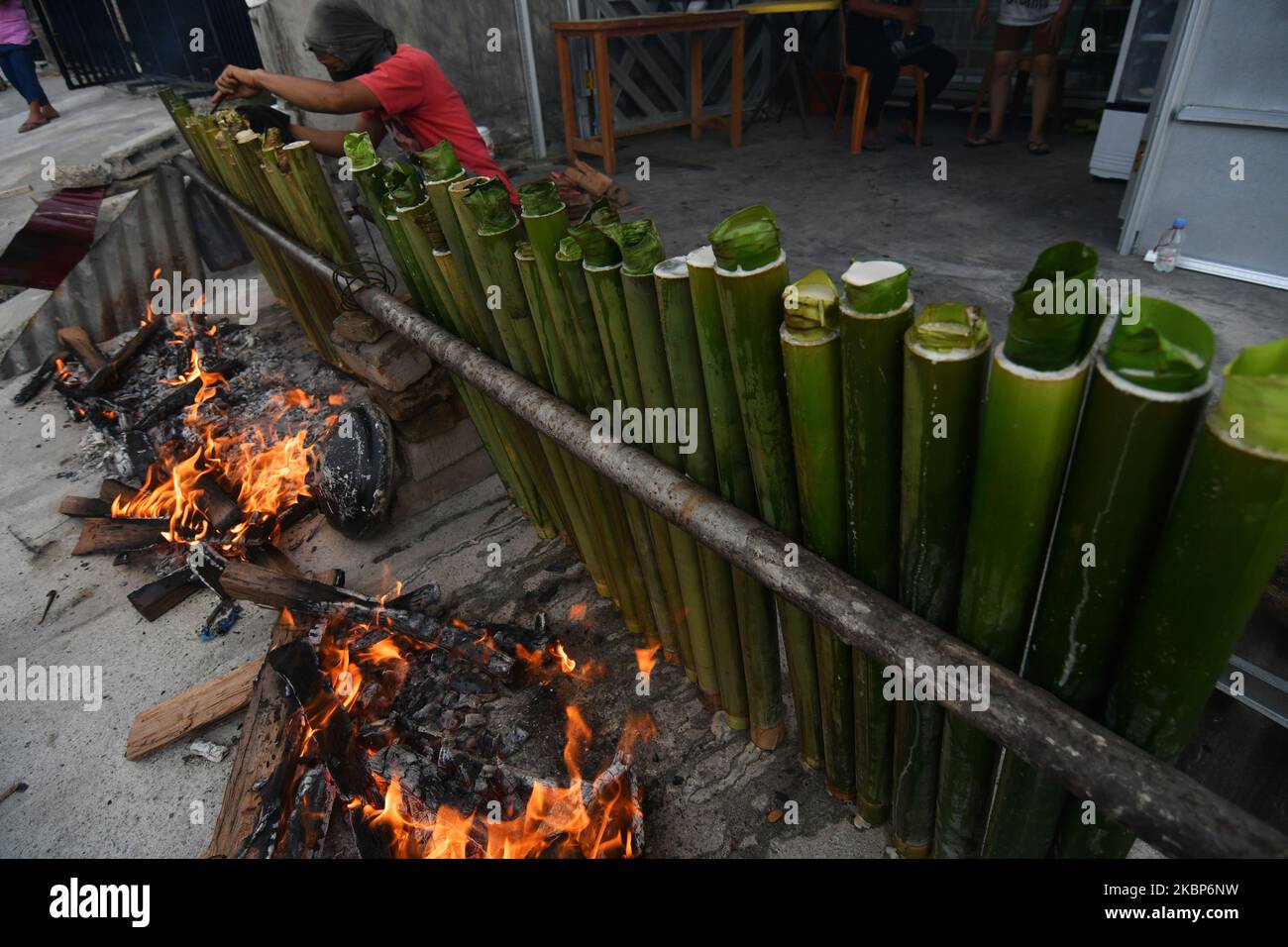 Am 23. Mai 2020 rösten die Bewohner in Palu, Provinz Zentral-Sulawesi, Indonesien, Reis, gemischt mit traditionellen Gewürzen und in Bambus gefüllt. Bambusreis ist eine der kulinarischen Spezialitäten, die von der lokalen Gemeinschaft bei Eid-Feiern präsentiert werden. Obwohl die Gemeinschaft von der COVID-19-Pandemie betroffen war, begrüßte sie die Feier von Eid al-Fitr, die am Sonntag (5/23/2020) mit lebhafter Atmosphäre stattfand. (Foto von Mohamad Hamzah/NurPhoto) Stockfoto