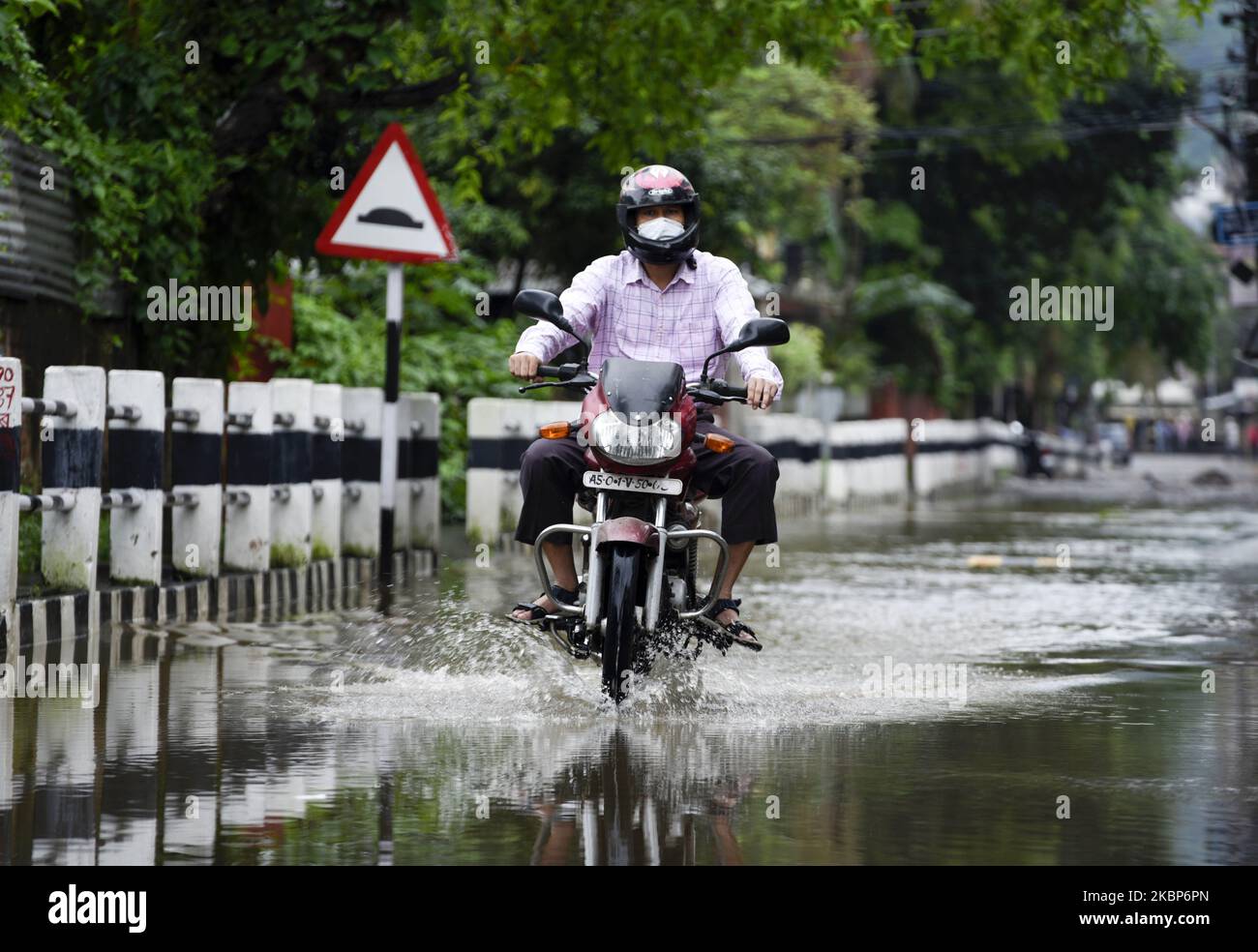 Pendler waten am Samstag, den 23. Mai 2020, nach starken Regenfällen in Guwahati, Assam, Indien, durch eine wasserdurchwoge Straße. (Foto von David Talukdar/NurPhoto) Stockfoto