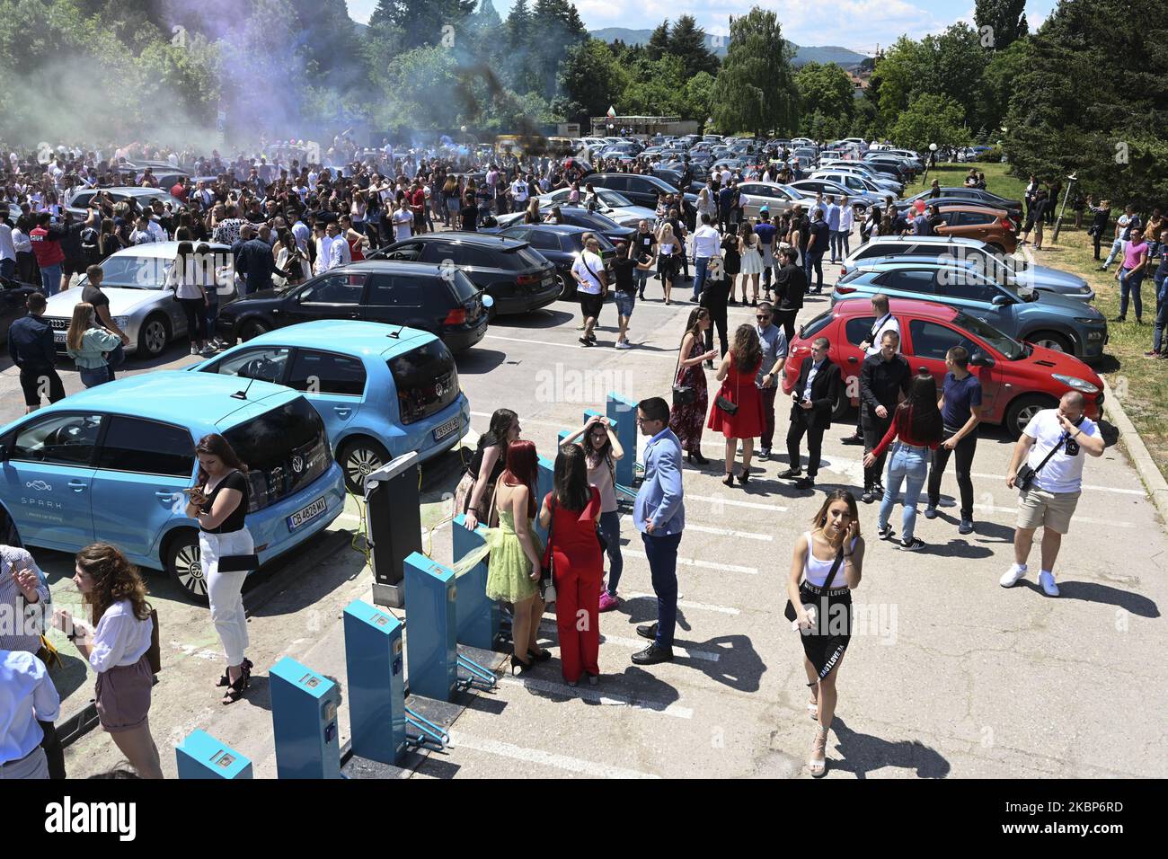 Obwohl die Abschlussfeier aufgrund der Coronavirus-Epidemie abgesagt wurde, feierten die Abiturienten am Samstag, dem 23. Mai, auf einem Parkplatz am Stadtrand von Sofia, Bulgarien. Seit Bulgarien seine COVID-19-Notfallmaßnahmen beendet hat, haben die Bulgaren begonnen, sich öffentlich zu versammeln. Bisher scheinen die Fälle von Coronavirus in Bulgarien deutlich geringer zu sein als in anderen europäischen Ländern. (Foto von Jodi Hilton/NurPhoto) Stockfoto