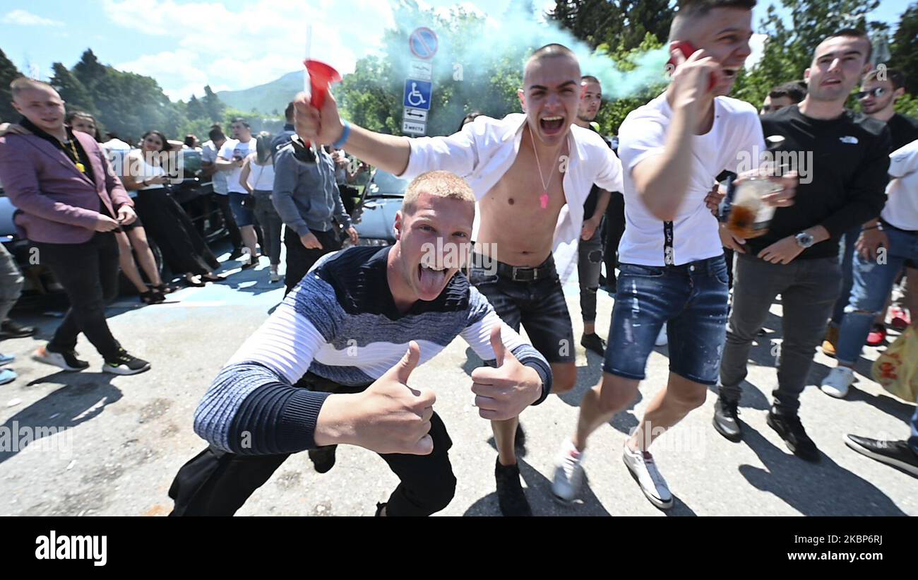 Obwohl die Abschlussfeier aufgrund der Coronavirus-Epidemie abgesagt wurde, feierten die Abiturienten am Samstag, dem 23. Mai, auf einem Parkplatz am Stadtrand von Sofia, Bulgarien. Seit Bulgarien seine COVID-19-Notfallmaßnahmen beendet hat, haben die Bulgaren begonnen, sich öffentlich zu versammeln. Bisher scheinen die Fälle von Coronavirus in Bulgarien deutlich geringer zu sein als in anderen europäischen Ländern. (Foto von Jodi Hilton/NurPhoto) Stockfoto