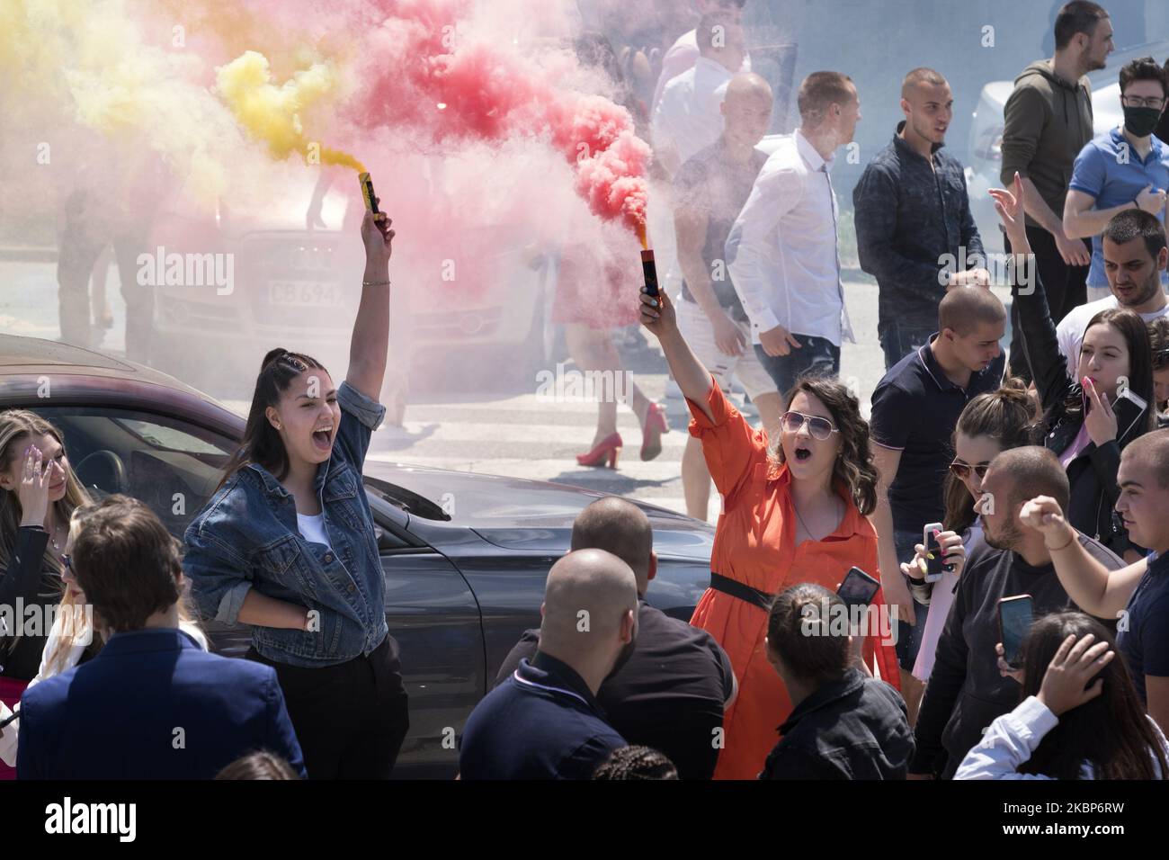 Obwohl die Abschlussfeier aufgrund der Coronavirus-Epidemie abgesagt wurde, feierten die Abiturienten am Samstag, den 23. Mai, auf einem Parkplatz am Stadtrand von Sofia, Bulgarien, mit Leuchtungen und Chanten. Seit Bulgarien seine COVID-19-Notfallmaßnahmen beendet hat, haben die Bulgaren begonnen, sich öffentlich zu versammeln. Bisher scheinen die Fälle von Coronavirus in Bulgarien deutlich geringer zu sein als in anderen europäischen Ländern. (Foto von Jodi Hilton/NurPhoto) Stockfoto