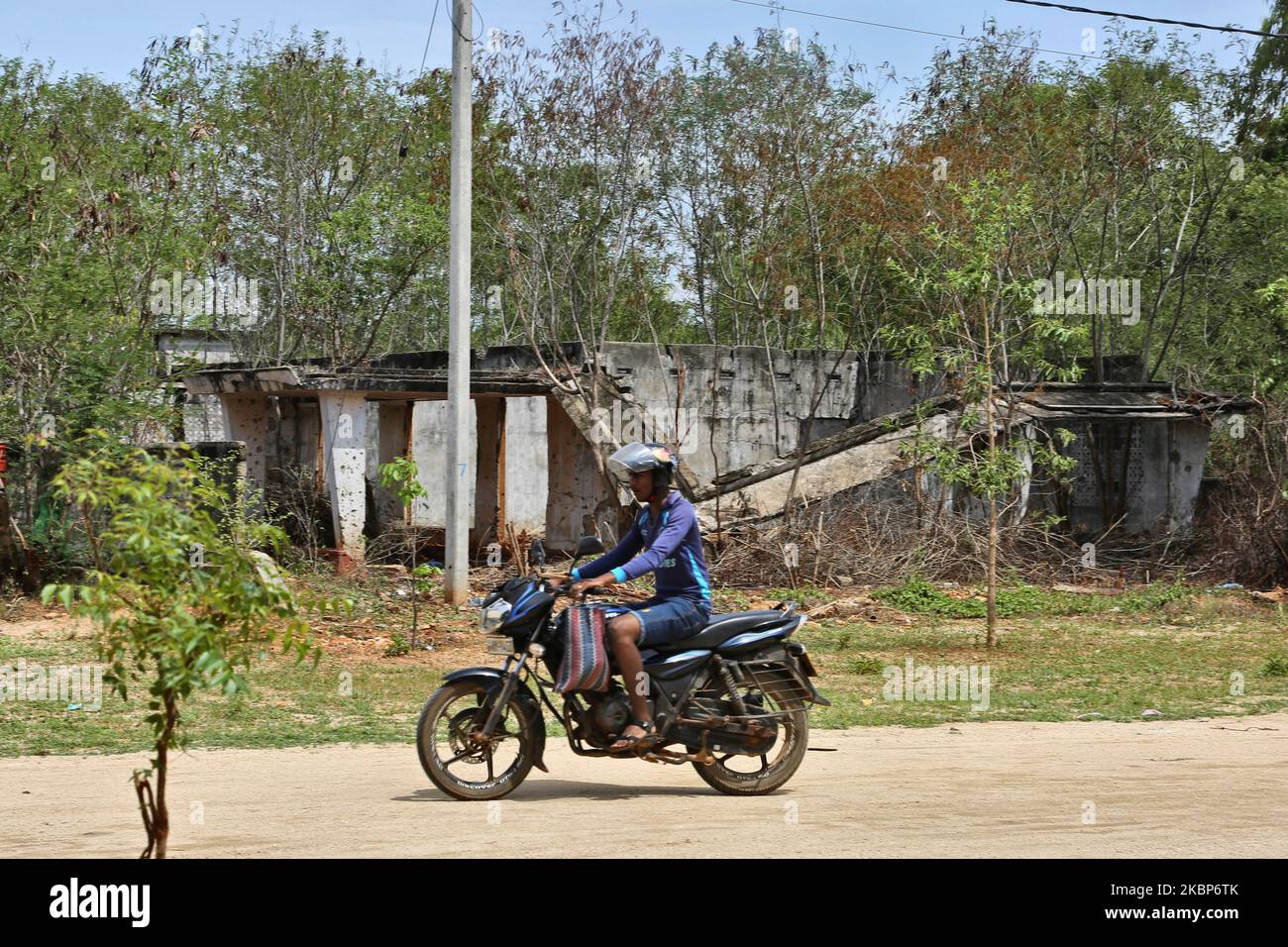 Am 14. August 2017 fährt man an Häusern vorbei, die von einer Bombe im Rahmen des Bürgerkrieges in Keerimalai, Jaffna, Sri Lanka, zerstört wurden. Dies ist nur eine der vielen Erinnerungen an die tiefen Narben, die während des 26-jährigen Bürgerkrieges zwischen der srilankischen Armee und der LTTE (Liberation Tigers of Tamil Eelam) entstanden sind. Die Vereinten Nationen schätzen, dass während des Krieges etwa 40.000 Menschen getötet wurden. (Foto von Creative Touch Imaging Ltd./NurPhoto) Stockfoto