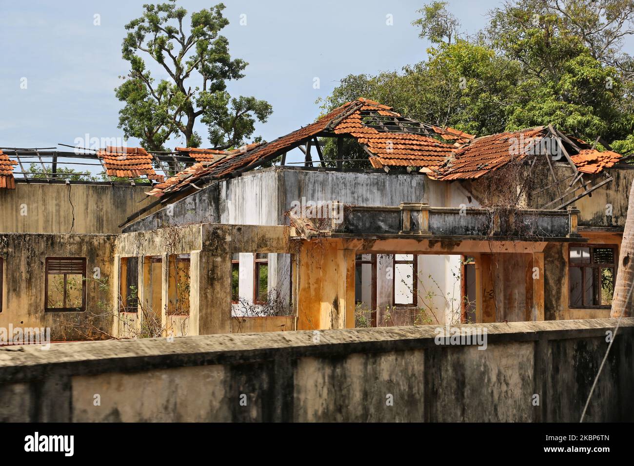 Häuser, die während des Bürgerkrieges in Keerimalai, Jaffna, Sri Lanka, am 14. August 2017 durch eine Streubombe zerstört wurden. Dies ist nur eine der vielen Erinnerungen an die tiefen Narben, die während des 26-jährigen Bürgerkrieges zwischen der srilankischen Armee und der LTTE (Liberation Tigers of Tamil Eelam) entstanden sind. Die Vereinten Nationen schätzen, dass während des Krieges etwa 40.000 Menschen getötet wurden. (Foto von Creative Touch Imaging Ltd./NurPhoto) Stockfoto