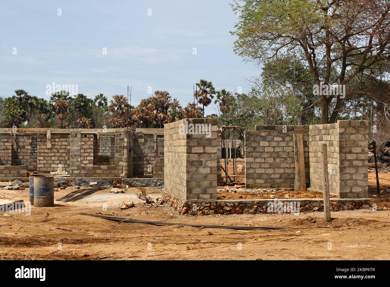 Die Häuser werden jetzt neu gebaut, nachdem sie während des Bürgerkrieges in Keerimalai, Jaffna, Sri Lanka, am 14. August 2017 durch eine Streubombe zerstört wurden. Dies ist nur eine der vielen Erinnerungen an die tiefen Narben, die während des 26-jährigen Bürgerkrieges zwischen der srilankischen Armee und der LTTE (Liberation Tigers of Tamil Eelam) entstanden sind. Die Vereinten Nationen schätzen, dass während des Krieges etwa 40.000 Menschen getötet wurden. (Foto von Creative Touch Imaging Ltd./NurPhoto) Stockfoto