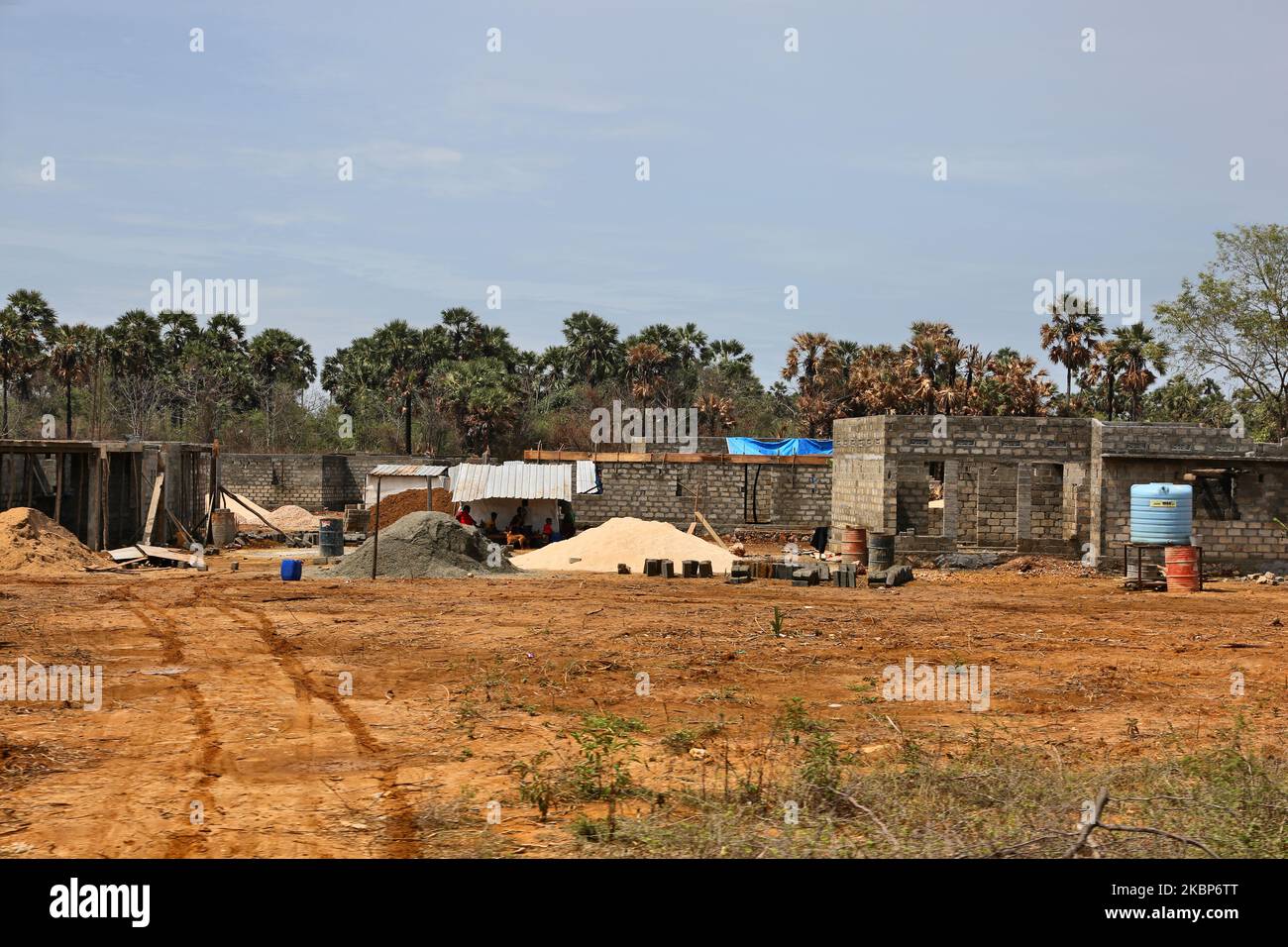 Die Häuser werden jetzt neu gebaut, nachdem sie während des Bürgerkrieges in Keerimalai, Jaffna, Sri Lanka, am 14. August 2017 durch eine Streubombe zerstört wurden. Dies ist nur eine der vielen Erinnerungen an die tiefen Narben, die während des 26-jährigen Bürgerkrieges zwischen der srilankischen Armee und der LTTE (Liberation Tigers of Tamil Eelam) entstanden sind. Die Vereinten Nationen schätzen, dass während des Krieges etwa 40.000 Menschen getötet wurden. (Foto von Creative Touch Imaging Ltd./NurPhoto) Stockfoto