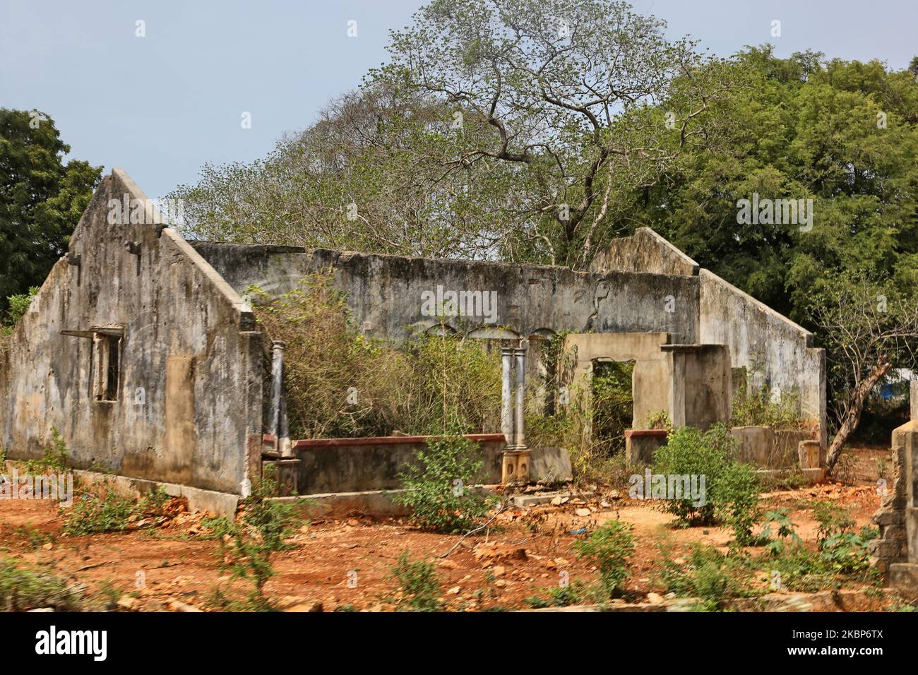 Häuser, die während des Bürgerkrieges in Keerimalai, Jaffna, Sri Lanka, am 14. August 2017 durch eine Streubombe zerstört wurden. Dies ist nur eine der vielen Erinnerungen an die tiefen Narben, die während des 26-jährigen Bürgerkrieges zwischen der srilankischen Armee und der LTTE (Liberation Tigers of Tamil Eelam) entstanden sind. Die Vereinten Nationen schätzen, dass während des Krieges etwa 40.000 Menschen getötet wurden. (Foto von Creative Touch Imaging Ltd./NurPhoto) Stockfoto