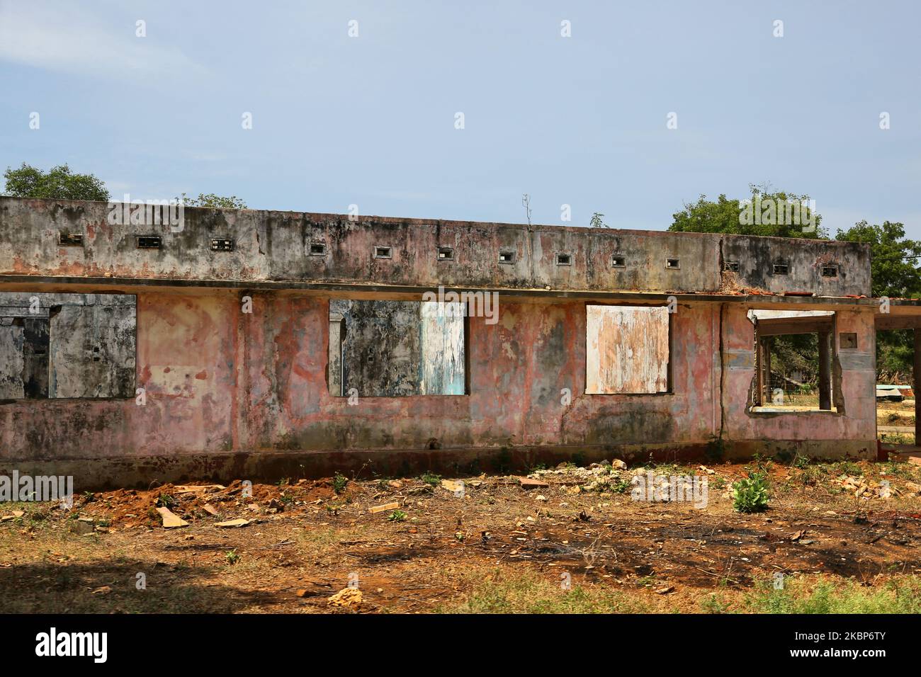 Häuser, die während des Bürgerkrieges in Keerimalai, Jaffna, Sri Lanka, am 14. August 2017 durch eine Streubombe zerstört wurden. Dies ist nur eine der vielen Erinnerungen an die tiefen Narben, die während des 26-jährigen Bürgerkrieges zwischen der srilankischen Armee und der LTTE (Liberation Tigers of Tamil Eelam) entstanden sind. Die Vereinten Nationen schätzen, dass während des Krieges etwa 40.000 Menschen getötet wurden. (Foto von Creative Touch Imaging Ltd./NurPhoto) Stockfoto