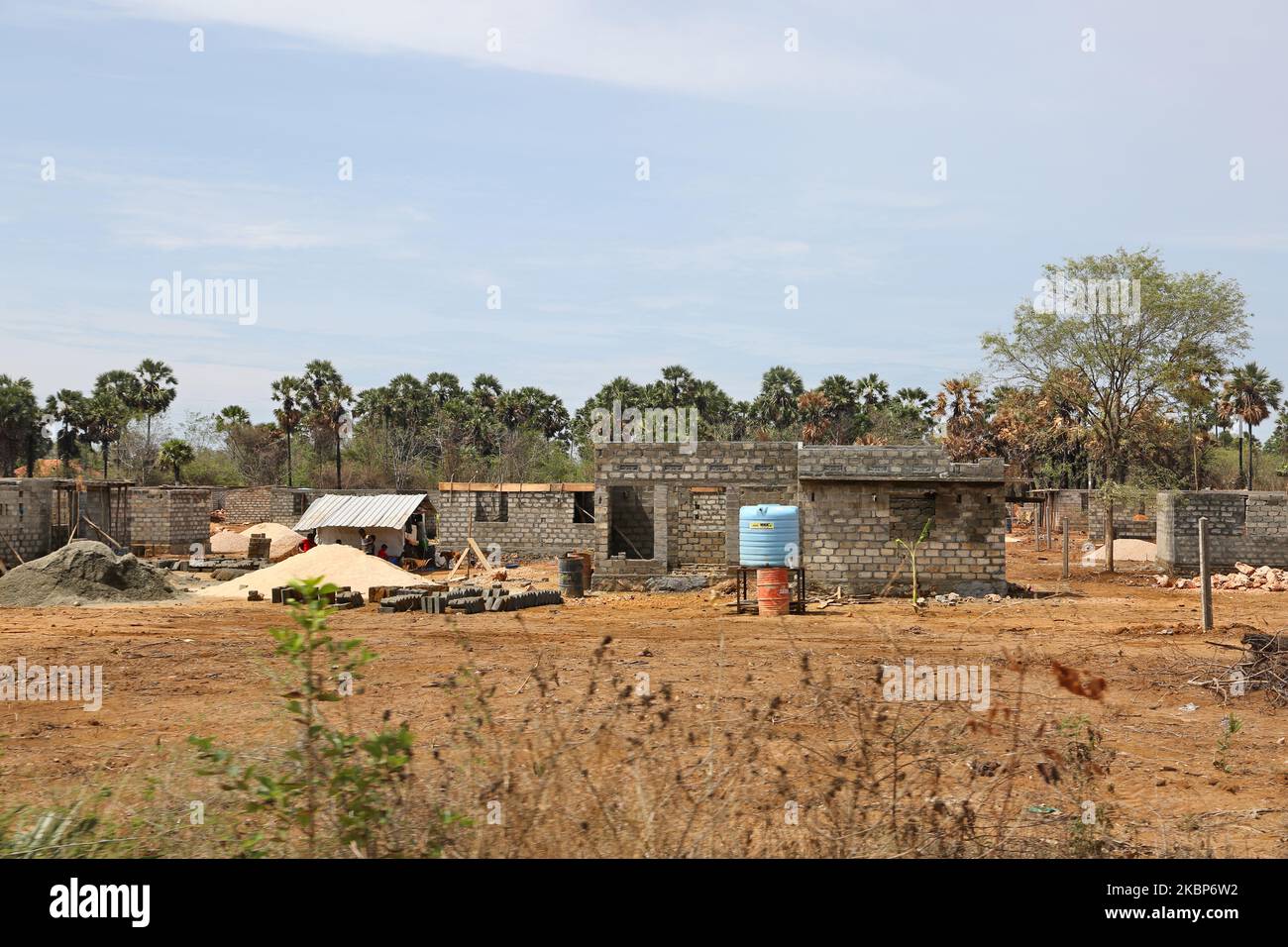 Die Häuser werden jetzt neu gebaut, nachdem sie während des Bürgerkrieges in Keerimalai, Jaffna, Sri Lanka, am 14. August 2017 durch eine Streubombe zerstört wurden. Dies ist nur eine der vielen Erinnerungen an die tiefen Narben, die während des 26-jährigen Bürgerkrieges zwischen der srilankischen Armee und der LTTE (Liberation Tigers of Tamil Eelam) entstanden sind. Die Vereinten Nationen schätzen, dass während des Krieges etwa 40.000 Menschen getötet wurden. (Foto von Creative Touch Imaging Ltd./NurPhoto) Stockfoto