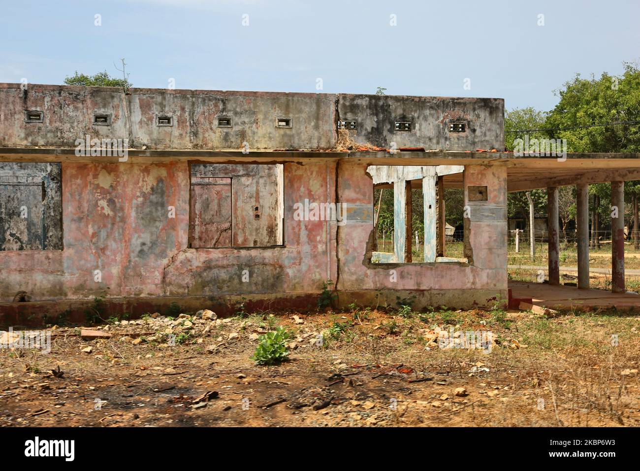 Häuser, die während des Bürgerkrieges in Keerimalai, Jaffna, Sri Lanka, am 14. August 2017 durch eine Streubombe zerstört wurden. Dies ist nur eine der vielen Erinnerungen an die tiefen Narben, die während des 26-jährigen Bürgerkrieges zwischen der srilankischen Armee und der LTTE (Liberation Tigers of Tamil Eelam) entstanden sind. Die Vereinten Nationen schätzen, dass während des Krieges etwa 40.000 Menschen getötet wurden. (Foto von Creative Touch Imaging Ltd./NurPhoto) Stockfoto