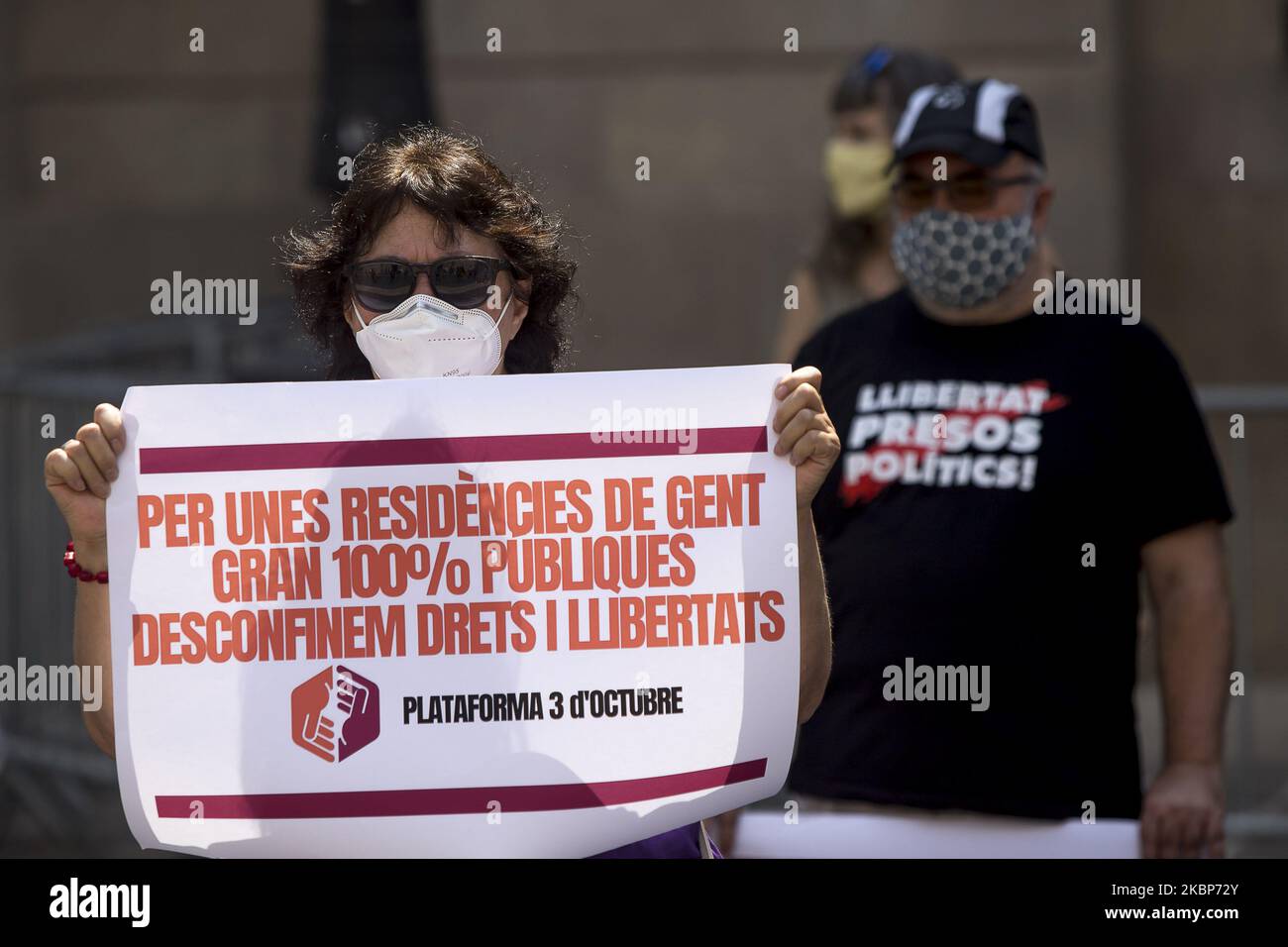 Vertreter katalanischer Gewerkschaften, sozialer Bewegungen und Unabhängigkeitsorganisationen versammeln sich in Plaça de Sant Jaume in Barcelona, im Gegensatz zu dem, was sie als eine Reihe von sozialen Kürzungen im Rahmen des Ausnahmezustands betrachten, den der Staat während der Coronavirus-Covid-19-Krise am 23. Mai in Barcelona, Katalonien, Spanien, angewendet hat, 2020. (Foto von Albert Llop/NurPhoto) Stockfoto