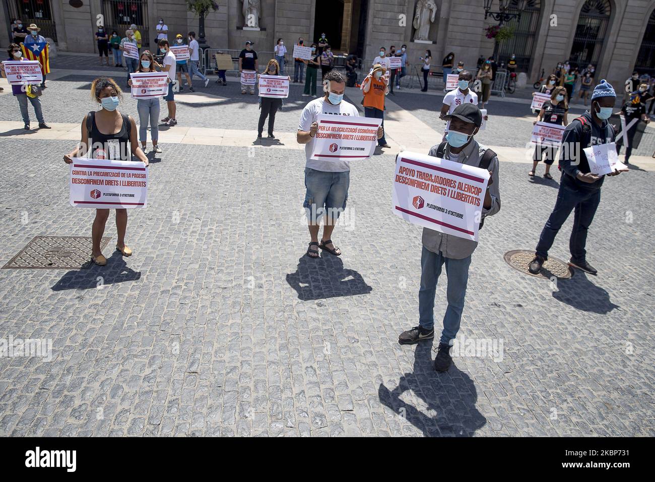 Vertreter katalanischer Gewerkschaften, sozialer Bewegungen und Unabhängigkeitsorganisationen versammeln sich in Plaça de Sant Jaume in Barcelona, im Gegensatz zu dem, was sie als eine Reihe von sozialen Kürzungen im Rahmen des Ausnahmezustands betrachten, den der Staat während der Coronavirus-Covid-19-Krise am 23. Mai in Barcelona, Katalonien, Spanien, angewendet hat, 2020. (Foto von Albert Llop/NurPhoto) Stockfoto