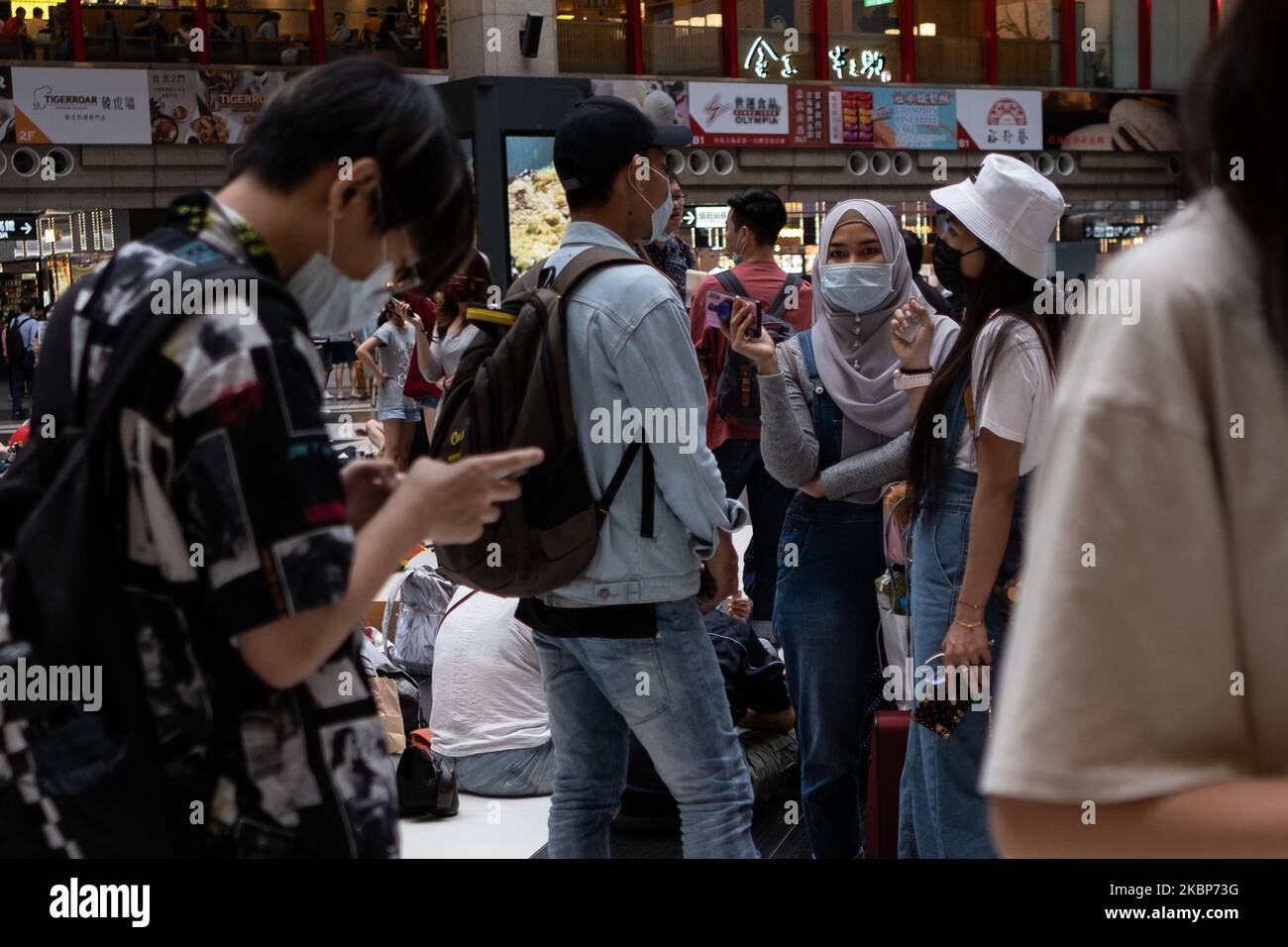Taiwanesische und südostasiatische DialogInnen protestieren gemeinsam gegen den Verbotsvorschlag der TRA während einer Sit-in-Protestaktion am 23. Mai 2020 im Taipei Hauptbahnhof in Tapei, Taiwan. (Foto von Jose Lopes Amaral/NurPhoto) Stockfoto