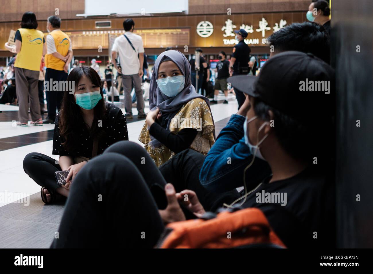 Taiwanesische und südostasiatische DialogInnen protestieren gemeinsam gegen den Verbotsvorschlag der TRA während einer Sit-in-Protestaktion am 23. Mai 2020 im Taipei Hauptbahnhof in Tapei, Taiwan. (Foto von Jose Lopes Amaral/NurPhoto) Stockfoto