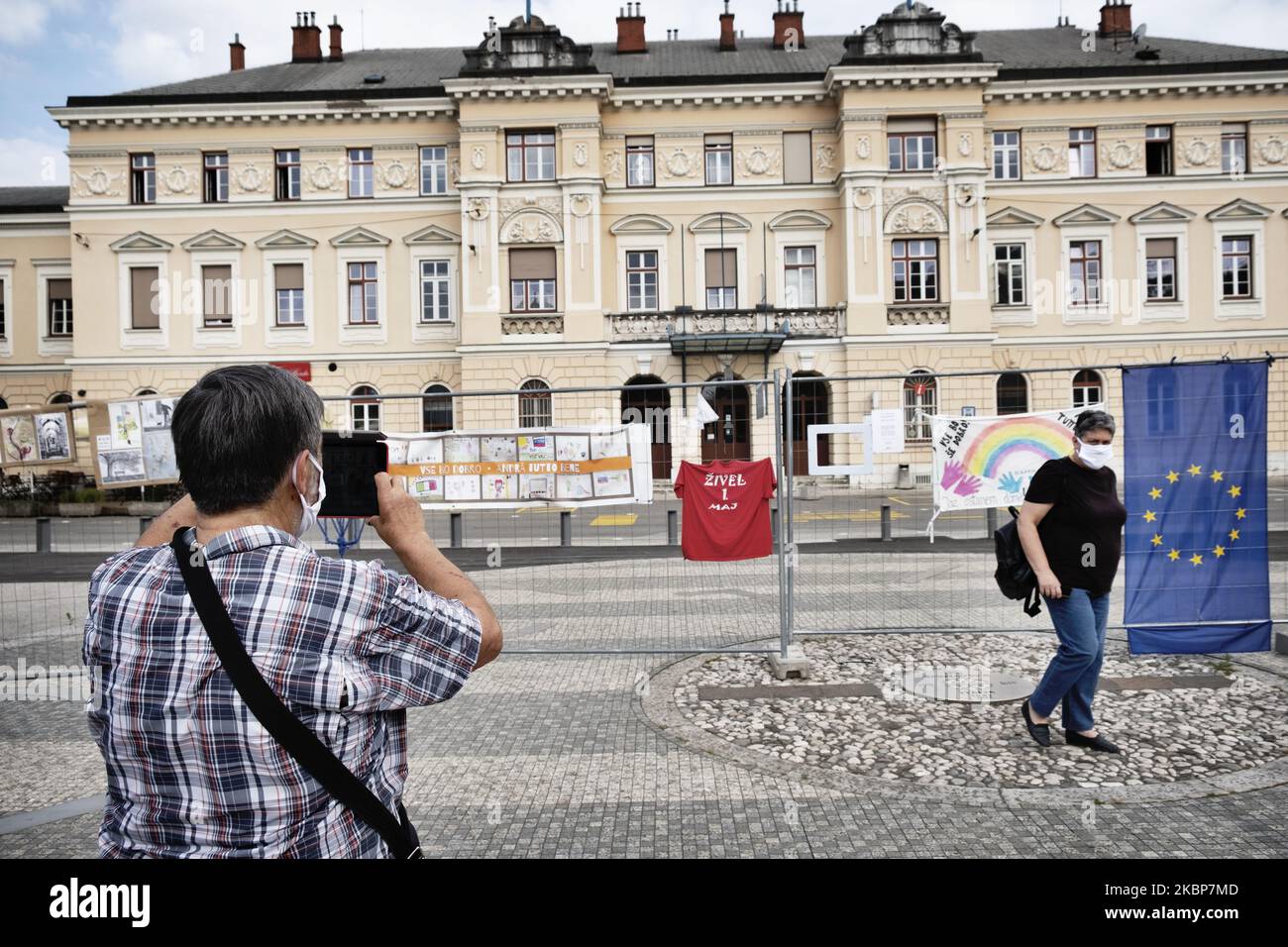 Ein Mann fotografiert die neue Mauer, die die Städte Gorizia und Nova Gorica auf dem Transalpina-Platz teilt. Aufgrund des Notfalls von Covid-19 hat Slowenien einige seiner Grenzen mit Italien außer zwei geschlossen: Eine in der Stadt Gorizia und eine in der Stadt Triest. In den offenen Grenzen über die Polizei Durchsetzung von Gesundheitskontrollen, Gorizia, 23.. Mai, Italien. (Foto von Matteo Trevisan/NurPhoto) Stockfoto