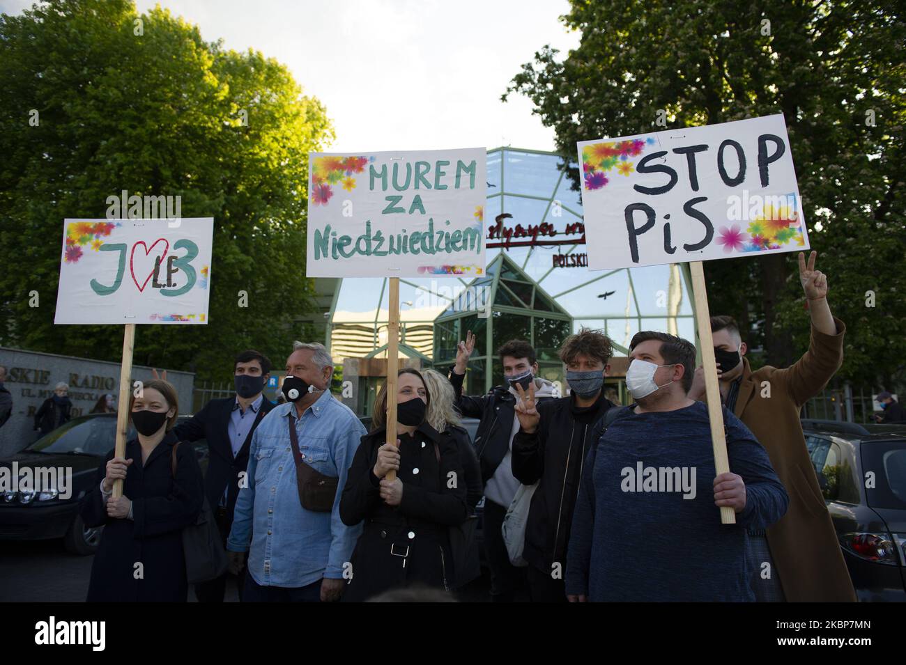 Am 22. Mai 2020 sind Demonstratoren vor dem Gebäude des Polnischen Rundfunks in Warschau, Polen, zu sehen. Menschen protestierten vor dem polnischen Radio 3 gegen die Zensur, die stattfand, nachdem ein Lied, das von Kult-Bandfrontmann Kazik Staszewski veröffentlicht wurde, aus der einflussreichen Fridays-Hitchart entfernt wurde. Kaziks Song 'Twoj bol jest lepszy niz moj' (Your pain is better than my pain) wird als Kritik an Jaroslaw Kaczynski, dem Vorsitzenden der Regierungspartei Law & Justice (PiS), angesehen, obwohl sein Name nicht in den Texten des Songs erscheint. Kazik schrieb das Lied, nachdem Kaczynski bei der Gedenkfeier erschienen war Stockfoto