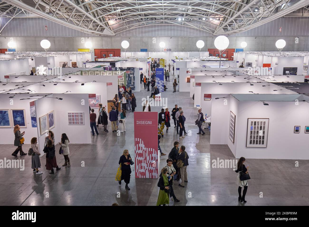TURIN, ITALIEN - 03. NOVEMBER 2022: Artissima 2022, Menschen und Kunstsammler auf der Messe für zeitgenössische Kunst Vernissage Stockfoto