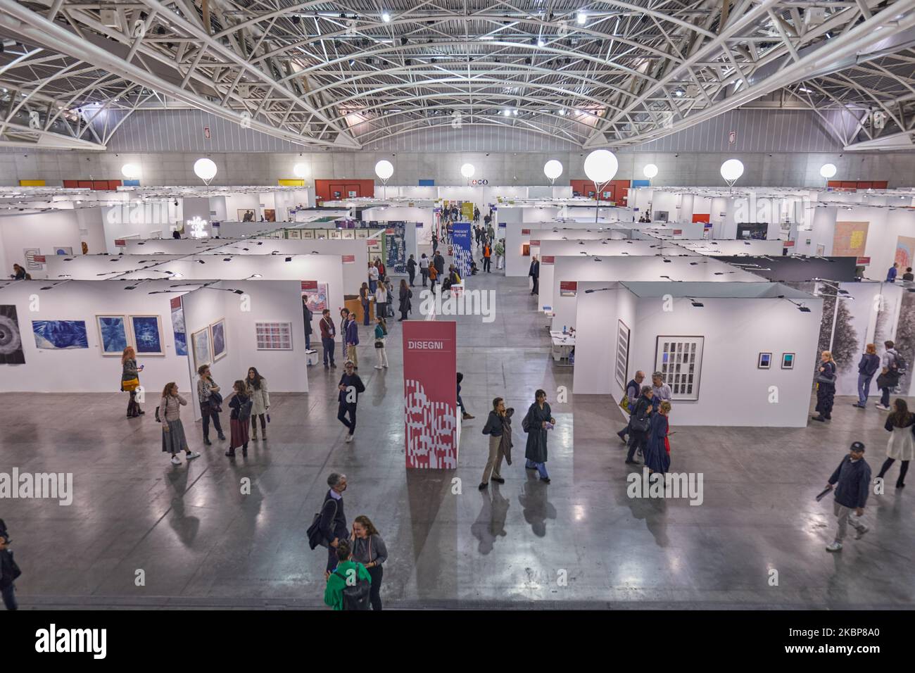 TURIN, ITALIEN - 03. NOVEMBER 2022: Artissima 2022, Menschen und Kunstsammler auf der Messe für zeitgenössische Kunst Vernissage Stockfoto