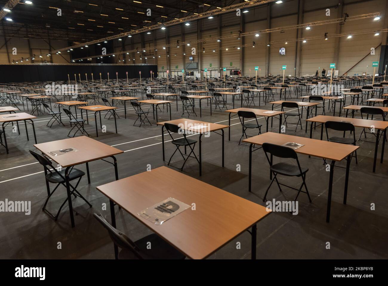 Eine leere Prüfungshalle für die Studenten in Gent-Belgien am 25. Mai 2020.ab 25. Mai beginnt die Hogeschool Gent mit Prüfungen in Halle 8 der Flanders Expo (10.000 m2).über einen Zeitraum von 24 Tagen werden bis zu 20.000 Prüfungen in 3 Schichten pro Tag stattfinden. Mit nicht weniger als 4.500 Tischen und Stühlen, jeder in einer Entfernung von eineinhalb Metern.der Einsatz von sozialen Fernbedienungsstewards, die die Einhaltung der 1,5-Meter-Norm überwachen werden.(Foto: Jonathan Raa/NurPhoto) Stockfoto
