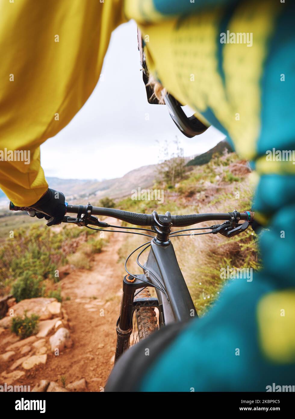 Mountainbiker, Feldweg und Radsport für Fitness, Bewegung oder Training in der Natur im Freien. Aktiver Radsportler, der auf extremen Fahrtwegen unterwegs ist Stockfoto