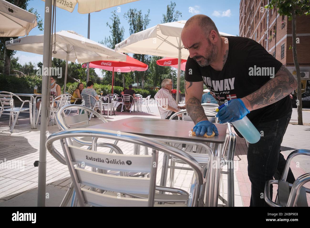Ein Kellner desinfiziert am 25. Mai eine Tischfläche auf der Außenterrasse eines Cafés in Madrid, Spanien. Heute ist der erste Tag von Madrid in der Phase 1 der Enteskalation der Haft, können Menschen auf Terrassen und Terrassen gehen und beginnen, mit Gruppen von mehr als 10 Personen, Parque del Retiro, Madrid zu bleiben. (Foto von Antonio Navia/NurPhoto) Stockfoto