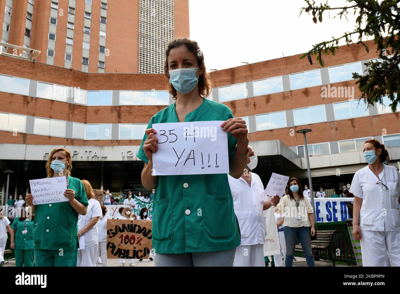 Ein Arzt hält am 25.. Mai 2020 ein Plakat mit der Aufschrift „35 Stunden jetzt!“ während eines Protestes des medizinischen Mitarbeiters im Krankenhaus 12 de Octubre in Madrid. (Foto von Juan Carlos Lucas/NurPhoto) Stockfoto