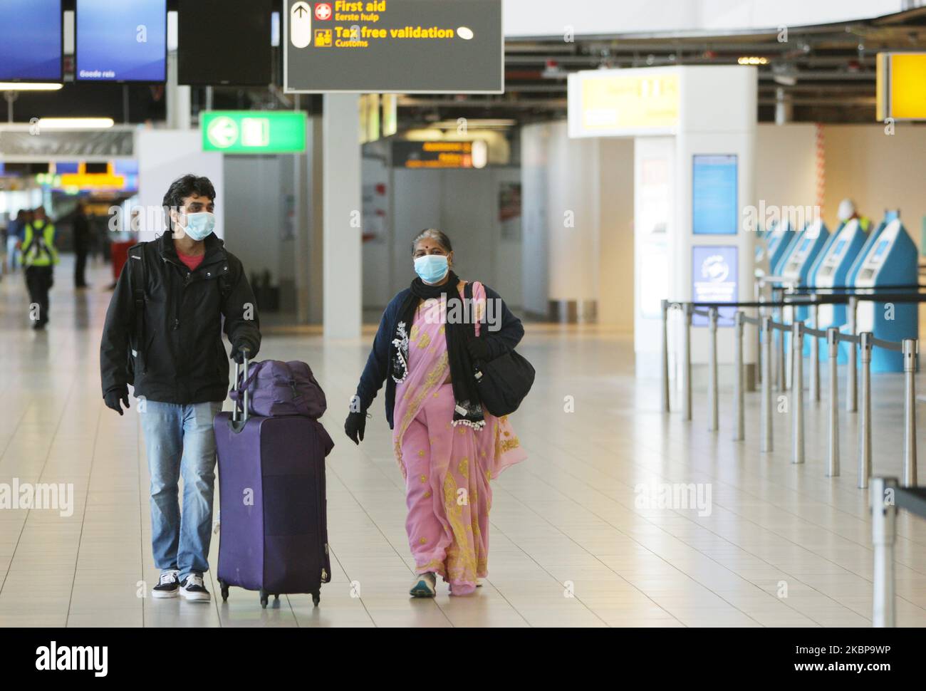 Maskierte Reisende gehen im Check-in-Bereich von KLM Royal Dutch Airlines am Flughafen Schiphol mitten in der Coronavirus-Pandemie am 26. Mai 2020 in Amsterdam, Niederlande, mit Pas durch.KLMwarnte, dass die Nachfrage nach Flugreisen mehrere Jahre dauern wird, um sich zu erholen und die verheerenden Auswirkungen der Coronavirus-Pandemie auf die Luftfahrtindustrie zu hemmen. (Foto von Paulo Amorim/NurPhoto) Stockfoto