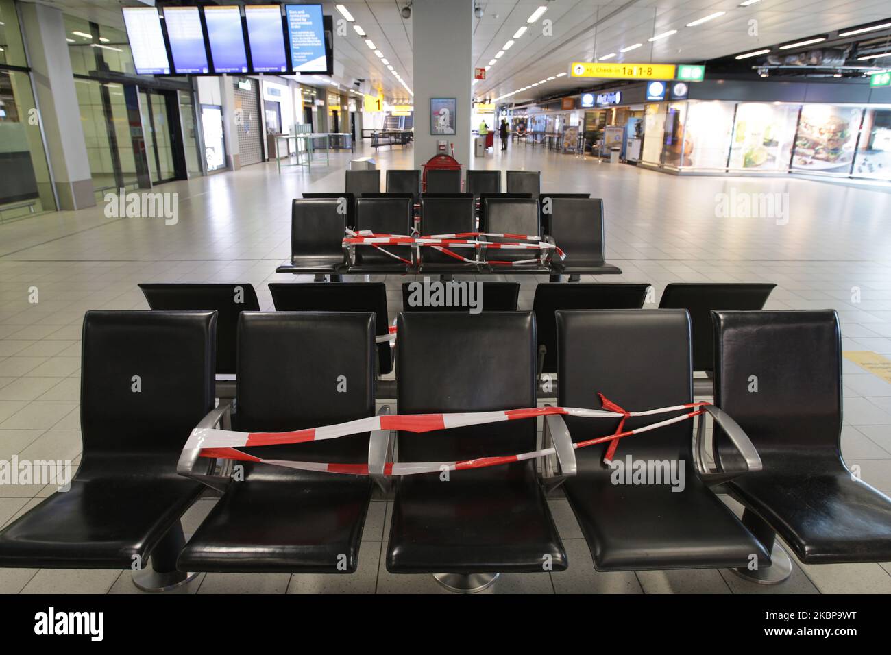 Bänder, die einen geschlossenen Wartebereich umgeben, sitzen am Flughafen Schiphol inmitten der Coronavirus-Pandemie am 26. Mai 2020 in Amsterdam, Niederlande. KLM warnte davor, dass die Nachfrage nach Flugreisen mehrere Jahre dauern wird, um sich zu erholen und die Verwüstung, die die Luftfahrtindustrie durch die Coronavirus-Pandemie ausübt, zu verhmmern. (Foto von Paulo Amorim/NurPhoto) Stockfoto
