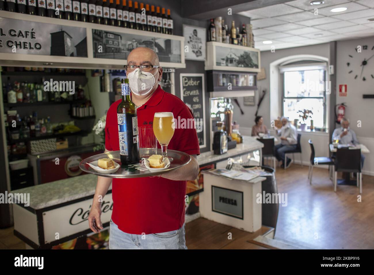 Ein Kellner im Inneren von Bars und Restaurants in Norena, Asturien, Spanien am 25. Mai 2020. Mehrere spanische Regionen beginnen an diesem Montag die Phase 2 der zwei Wochen andauenden Deeskalation, die Isolationsmaßnahmen flexibler macht, aber soziale Distanzierungen priorisiert, um die Ausbreitung von Covid-19 zu verhindern. Bars und Restaurants beginnen, Essen in ihren Räumlichkeiten zu servieren, mit einem Maximum von 40% der Kapazität und Aufrechterhaltung 2 Meter Sicherheit zwischen den Tischen. (Foto von Alvaro Fuente/NurPhoto) Stockfoto