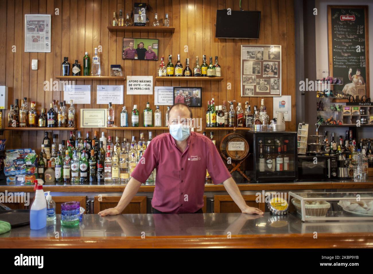 Ein Kellner im Inneren von Bars und Restaurants in Norena, Asturien, Spanien am 25. Mai 2020. Mehrere spanische Regionen beginnen an diesem Montag die Phase 2 der zwei Wochen andauenden Deeskalation, die Isolationsmaßnahmen flexibler macht, aber soziale Distanzierungen priorisiert, um die Ausbreitung von Covid-19 zu verhindern. Bars und Restaurants beginnen, Essen in ihren Räumlichkeiten zu servieren, mit einem Maximum von 40% der Kapazität und Aufrechterhaltung 2 Meter Sicherheit zwischen den Tischen. (Foto von Alvaro Fuente/NurPhoto) Stockfoto