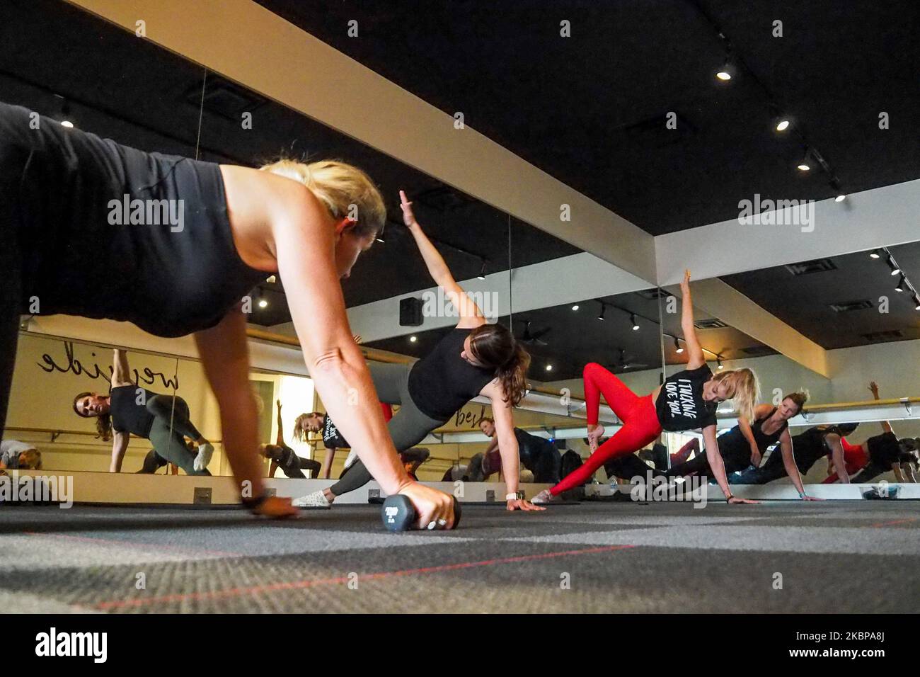 Frauen nehmen am 26. Mai 2020 in Cincinnati, Ohio, an einer Barre-Klasse in Pure Barre Cincinnati West Teil, da die Fitness- und Fitnessstudios in Ohio nach der Coronavirus COVID-19-Pandemie wieder für den Geschäftsbetrieb geöffnet werden. Usa. (Foto von Jason Whitman/NurPhoto) Stockfoto