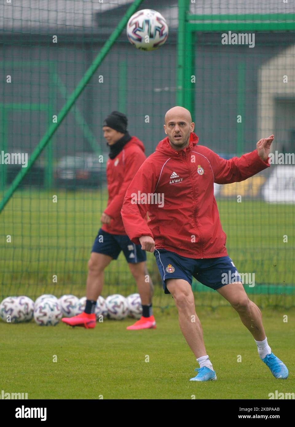 Vullnet Basha aus Wisla Krakau während eines Trainings vor dem ersten Ekstraklasa-Spiel gesehen, nach einer Pause durch die Coronavirus-Epidemie verursacht. Am kommenden Wochenende wird die Ekstraklasa (polnische Fußball-Profiklasse) den Wettbewerb wieder aufnehmen. Nach 26 Runden liegt das Team des 'White Star' auf Platz 13. in der Gesamtwertung. An diesem Wochenende steht Wisla Piast Gliwice gegenüber. Am Dienstag, den 26. Mai 2020, Polen. (Foto von Artur Widak/NurPhoto) Stockfoto