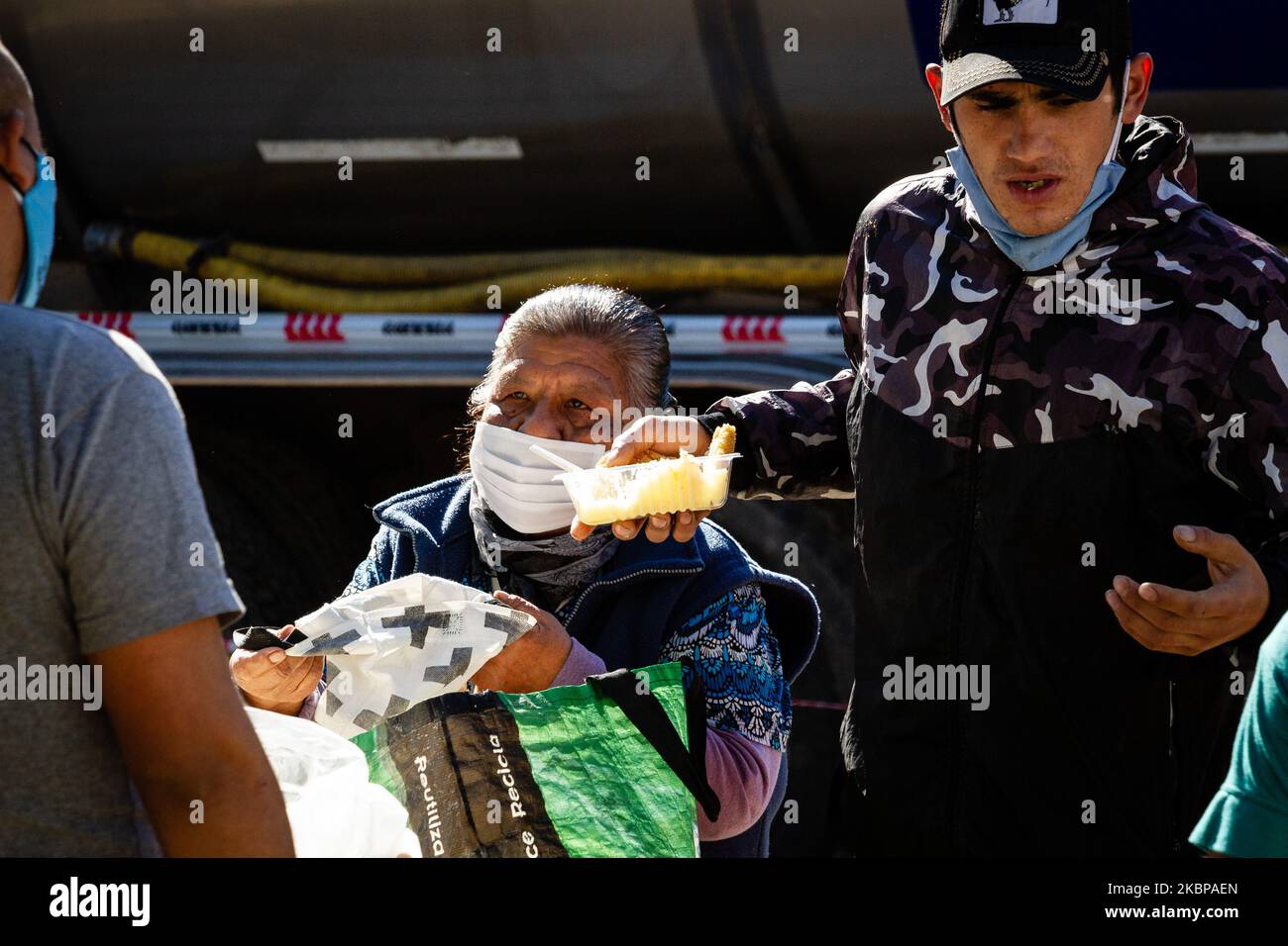 Die Bürger des Slums 1-11-14 (Ricciardelli-Viertel), einer der ärmsten Siedlungen in Buenos Aires, Argentinien, erhalten am 26. Mai 2020 Nahrung. (Foto von Federico Rotter/NurPhoto) Stockfoto