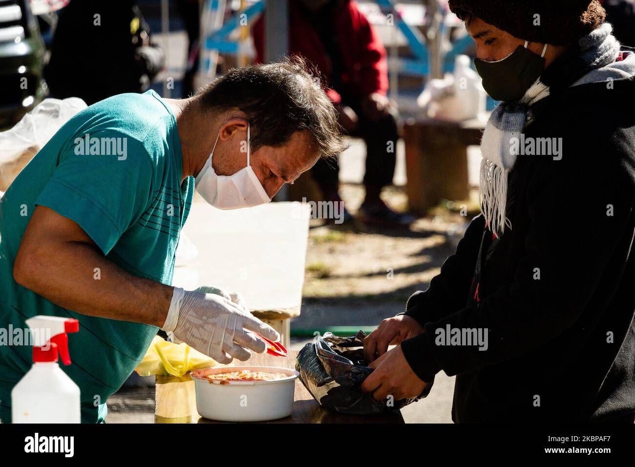 Die Bürger des Slums 1-11-14 (Ricciardelli-Viertel), einer der ärmsten Siedlungen in Buenos Aires, Argentinien, erhalten am 26. Mai 2020 Nahrung. (Foto von Federico Rotter/NurPhoto) Stockfoto