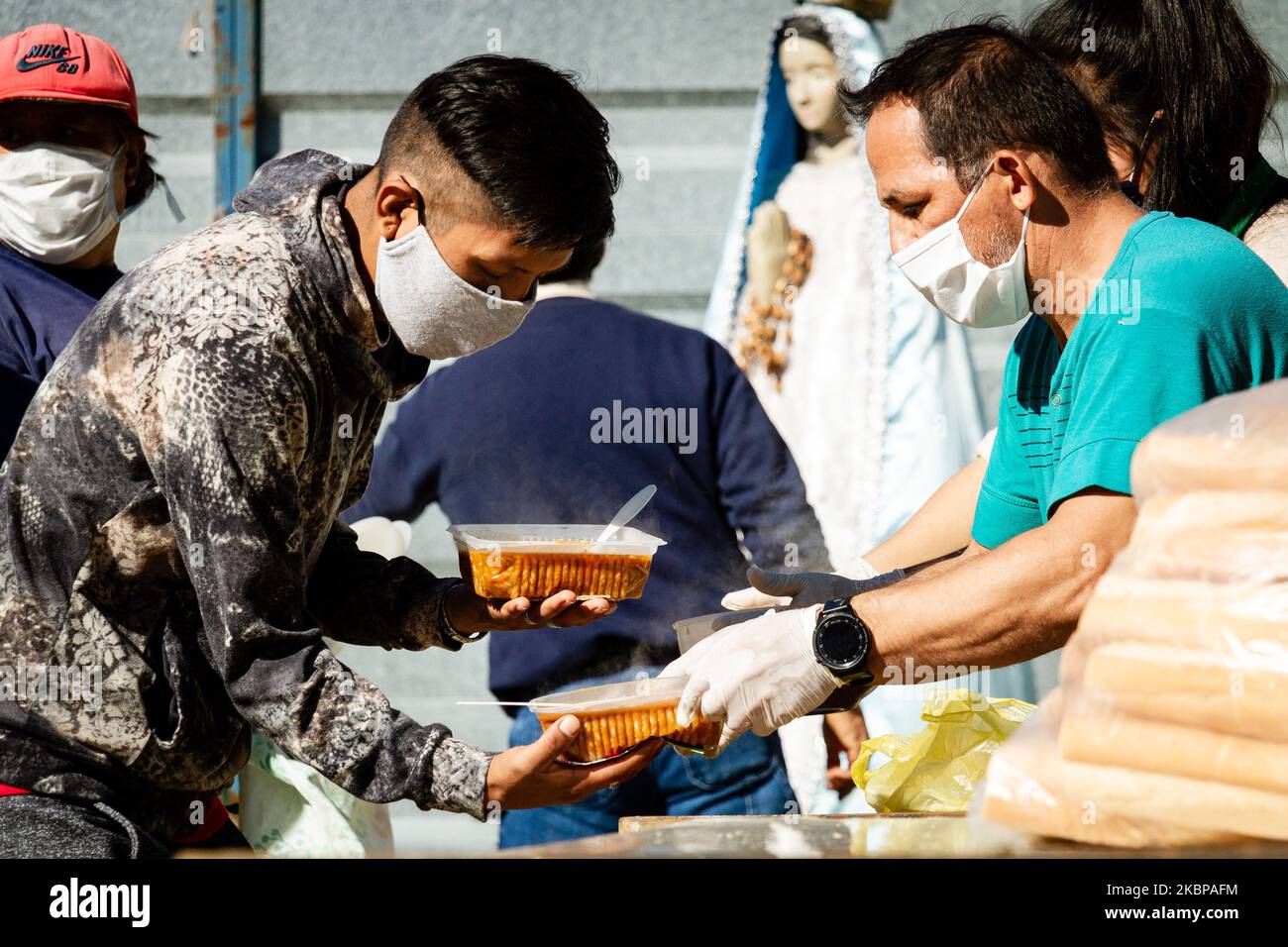 Die Bürger des Slums 1-11-14 (Ricciardelli-Viertel), einer der ärmsten Siedlungen in Buenos Aires, Argentinien, erhalten am 26. Mai 2020 Nahrung. (Foto von Federico Rotter/NurPhoto) Stockfoto