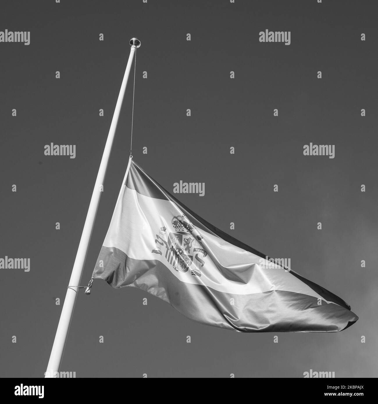 (ANMERKUNG DER REDAKTION: Bild wurde in Schwarz und Weiß umgewandelt) die spanische Flagge wird am ersten Tag der offiziellen 10 Tage der öffentlichen Trauer am 26. Mai 2020 in Madrid, Spanien, am Halbmast geflogen. Alle Regionen Spaniens sind nun in die Phase 1 oder in die Phase 2 des Übergangs von der Blockierung des Coronavirus eingetreten. Covid-19 (Foto von Oscar Gonzalez/NurPhoto) Stockfoto