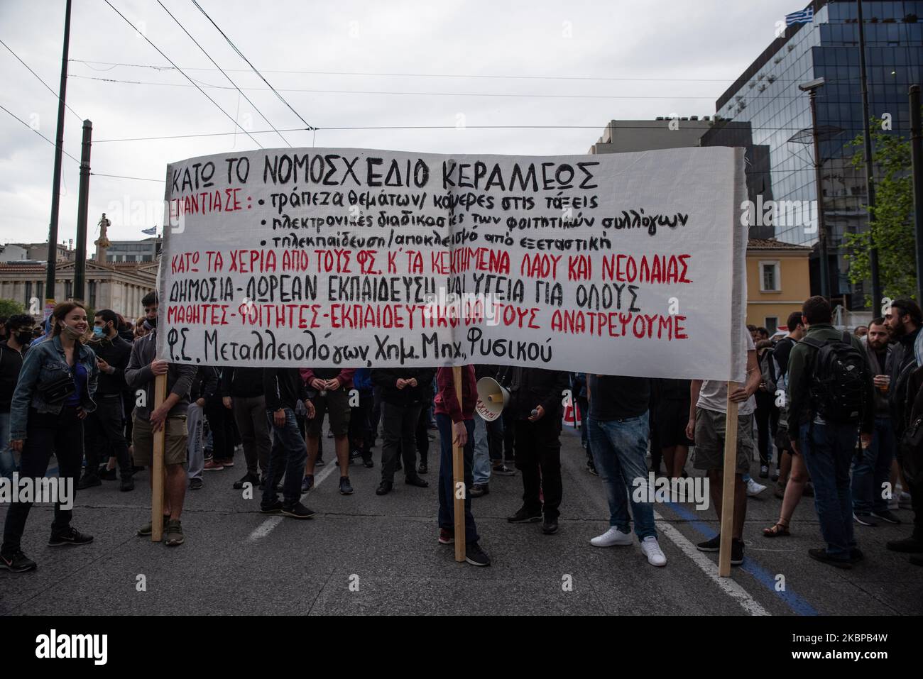 Studenten und Lehrer gingen auf die Straßen von Athen in Athen, Griechenland, 26.. Mai 2020, um gegen die Bildungsreformen der Regierungen zu protestieren. Die Demonstranten folgten allen geeigneten sozialen Distanzierungsmaßnahmen aufgrund der Coronavirus-Pandemie. Für einen zweiten Tag in Folge hat Griechenland keine neuen Todesfälle durch Covid-19 gemeldet. (Foto von Maria Chourdari/NurPhoto) Stockfoto