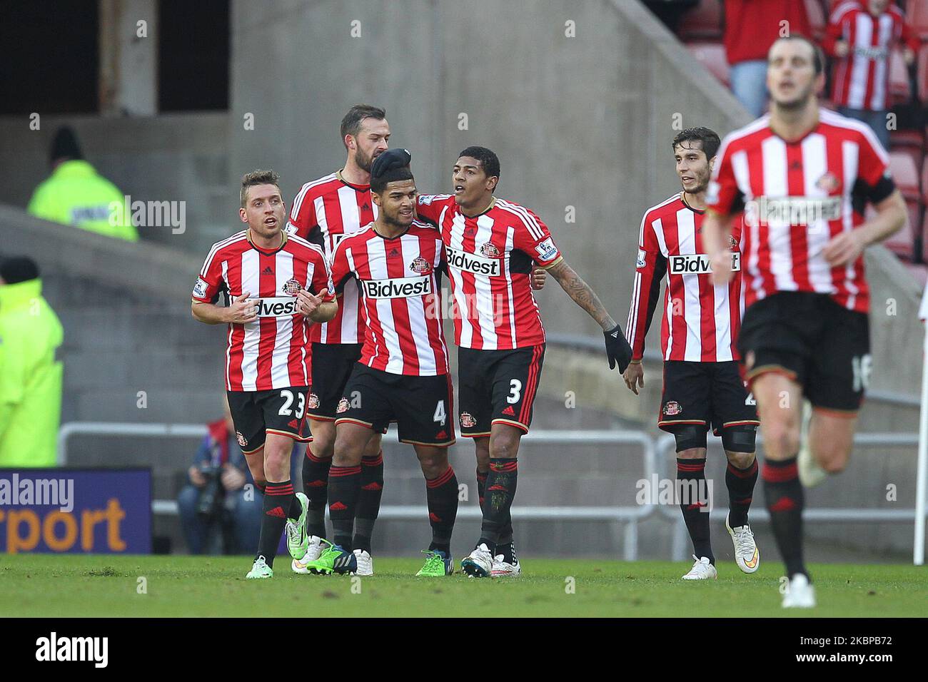 Patrick van Aanholt aus Sunderland feiert mit seinen Teamkollegen sein erstes Tor beim Spiel der dritten Runde des FA Cup zwischen Sunderland und Leeds United am Sonntag, 4.. Januar 2015 im Stadion of Light, Sunderland (Foto: Mark Fletcher/MI News/NurPhoto) Stockfoto