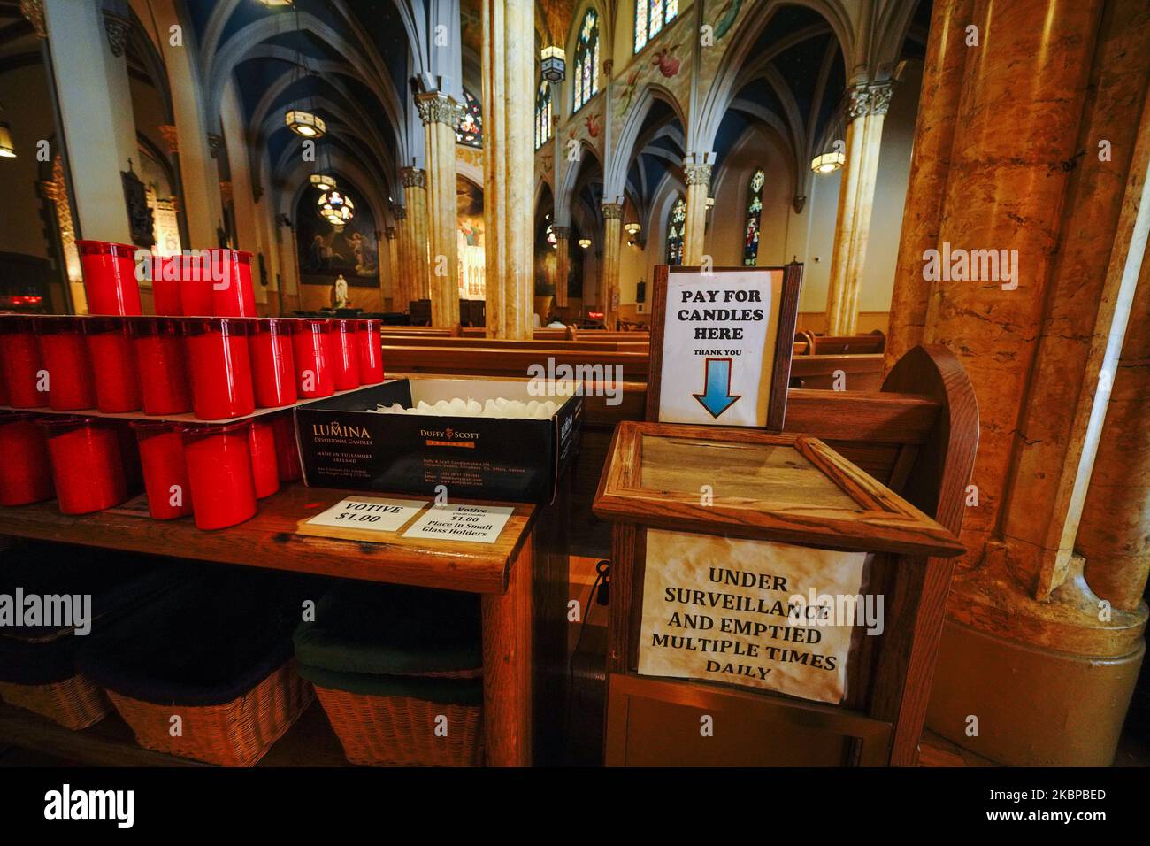 Ein Blick auf St. Malachy's - die Schauspielerkapelle während der Coronavirus-Pandemie am 27. Mai 2020 in New York City. Regierungsrichtlinien ermutigen das Tragen einer Maske in der Öffentlichkeit mit starker sozialer Distanzierung, da alle 50 Staaten in den USA einen allmählichen Prozess begonnen haben, der nach wochenlangen Stay-at-Home-Maßnahmen zur Verlangsamung der Ausbreitung von COVID-19 langsam wieder aufgenommen wurde. Präsident Trump befahl den Staaten, Kirchen zu öffnen. (Foto von John Nacion/NurPhoto) Stockfoto