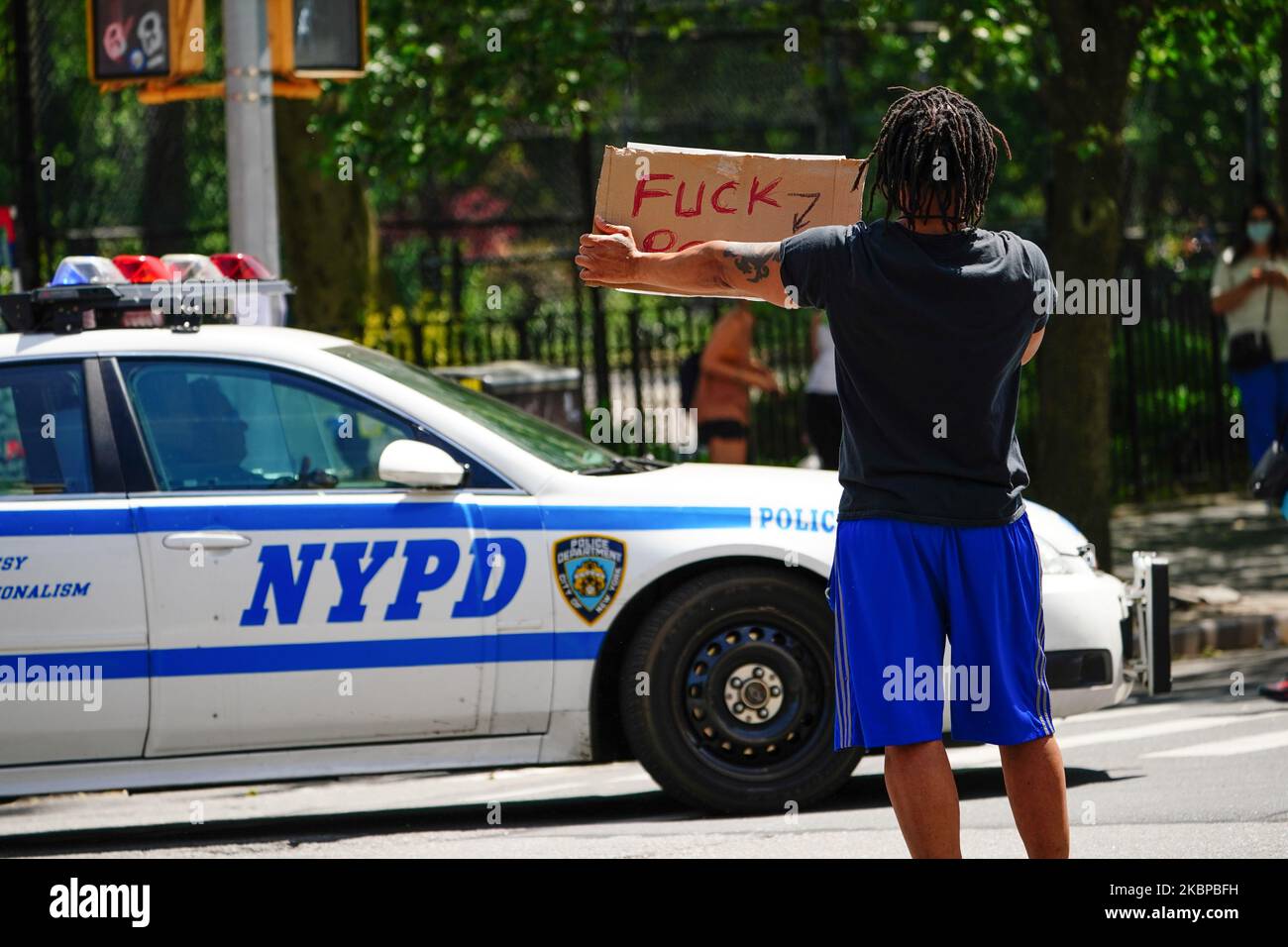 Eine Ansicht des East Village-Künstlers Ian Dave Knife, der einen Protest nach dem Tod von George Floyd in Minneapolis während der Verhaftung am 27. Mai 2020 in New York City inszenierte. Demonstranten stoßen nach dem Tod von George Floyd mit der Polizei von Minneapolis zusammen. (Foto von John Nacion/NurPhoto) Stockfoto