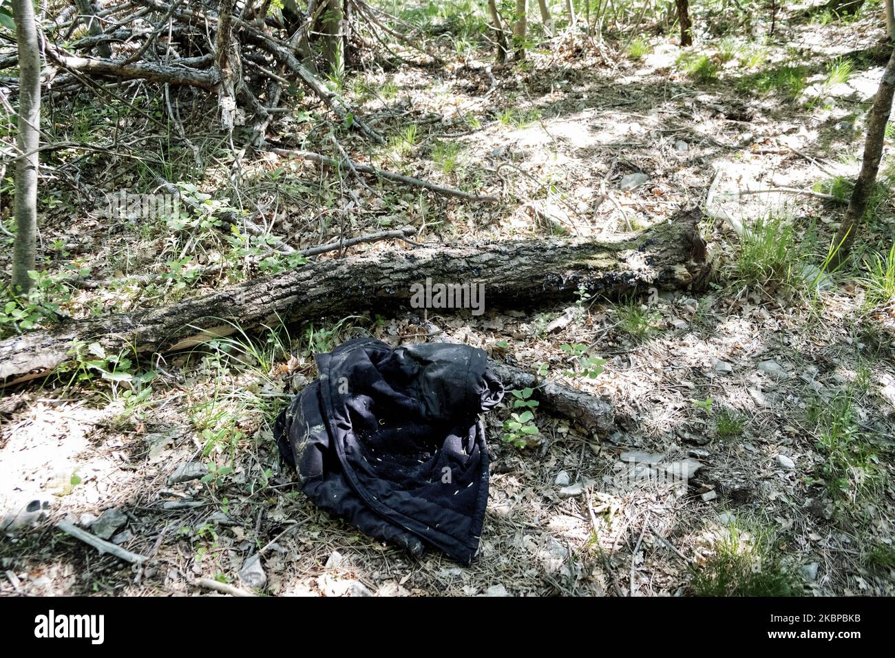 Eine Jacke, die ein Migrant im Wald der italienischen Stadt Basovizza an der Grenze zwischen Slowenien und Italien hinterlassen hat. Triest rapresent die letzte Station der balkanroute. Jeden Tag versuchen unter Migranten, die Grenze zwischen Italien und Slowenien zu überqueren. Triest, 27. Mai, Italien. (Foto von Matteo Trevisan/NurPhoto) Stockfoto