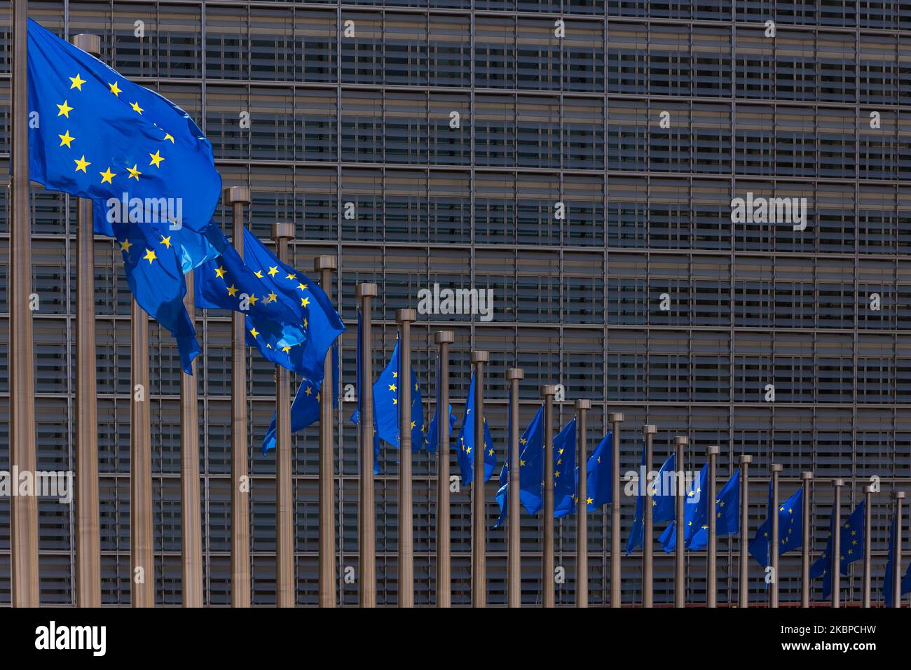 Die Flaggen der Europäischen Union fliegen am 28. Mai 2020 im Hauptgebäude der Europäischen Kommission in Brüssel - Belgien im Wind. Die Präsidentin der Europäischen Kommission, Ursula von der Leyen, schlägt der Europäischen Union vor, 750 Milliarden Euro in Länder zu investieren, die wirtschaftlich unter der Corona-Krise leiden. Der Plan wird „EU der nächsten Generation“ heißen. Die Mitgliedstaaten und das parlament müssen nun zu dem Plan Stellung nehmen. (Foto: Jonathan Raa/NurPhoto) Stockfoto
